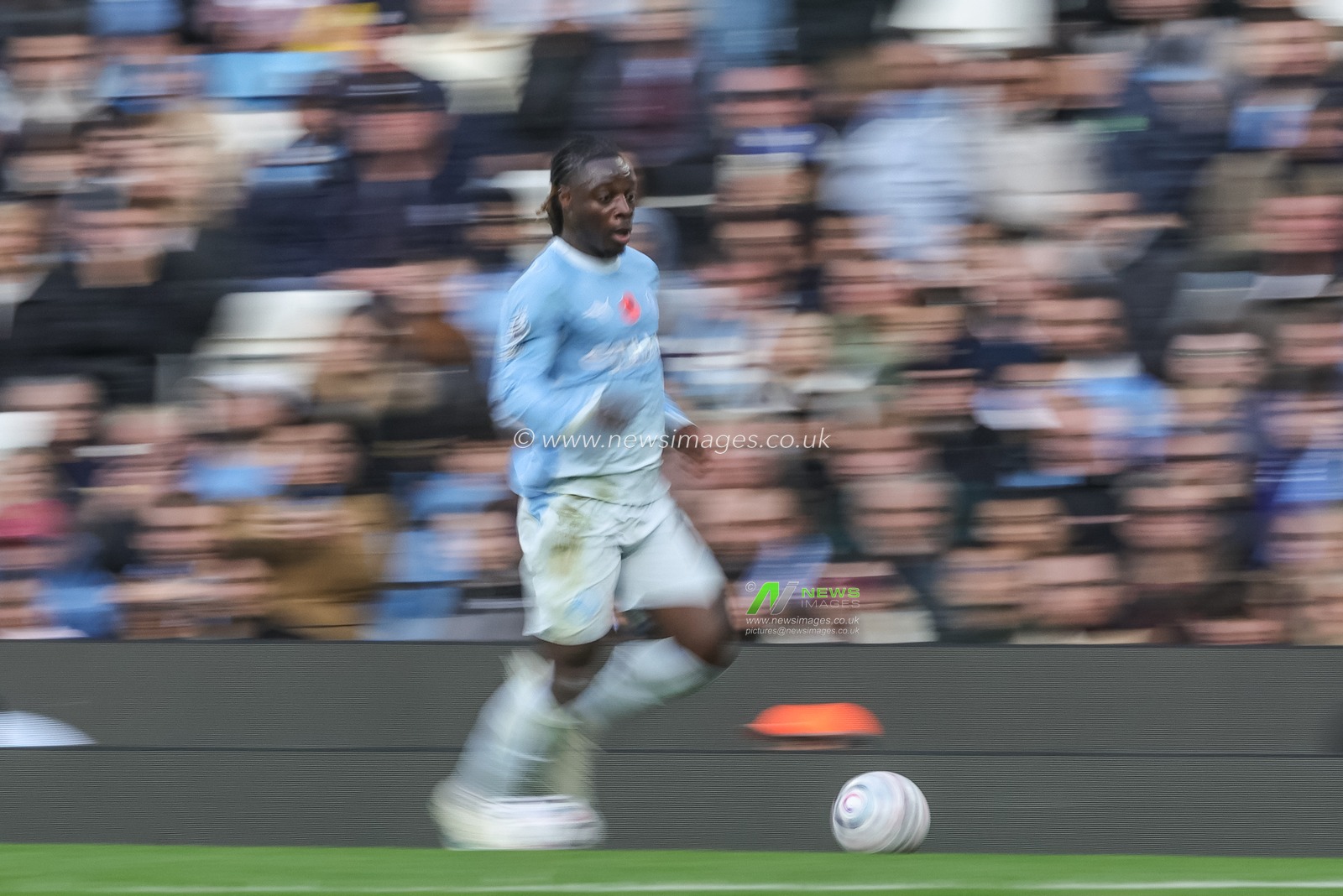 Jeremy Doku of Manchester City breaks with the ball during the Premier League match Manchester City vs Brighton & Hove Albion at Etihad Stadium, Manchester, United Kingdom on 31 October 2026

(Photo by Mark Cosgrove/News Images)