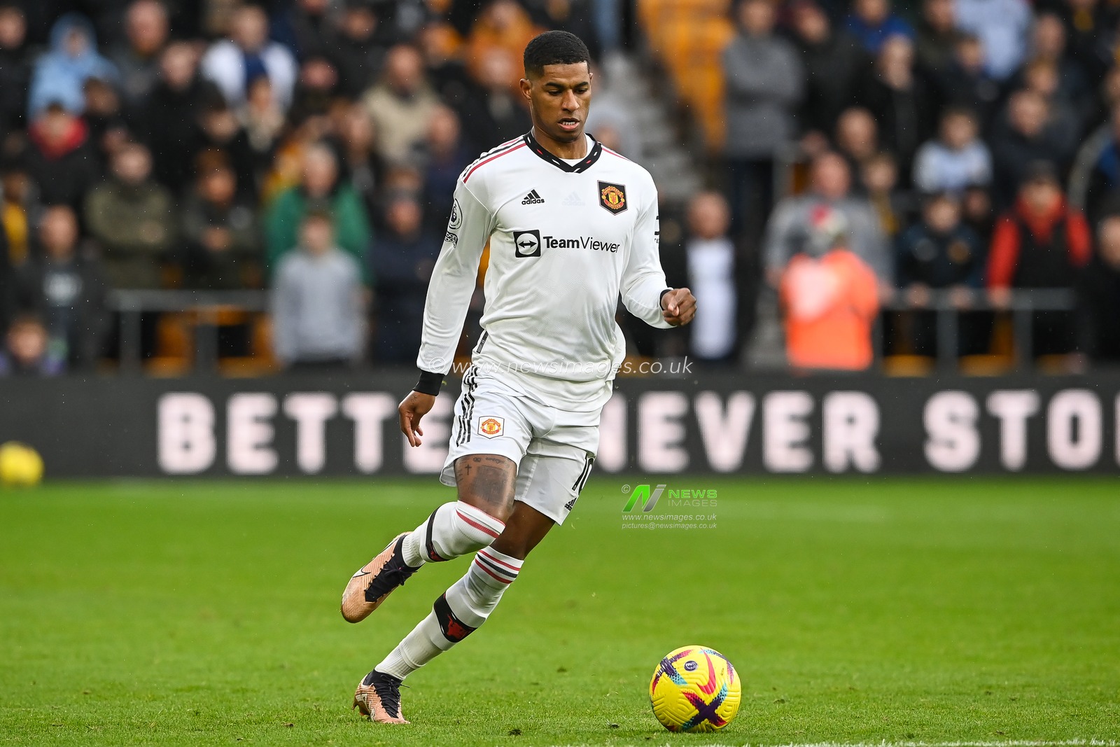 Marcus Rashford #10 of Manchester United makes a break with the ball during the Premier League match Wolverhampton Wanderers vs Manchester United at Molineux, Wolverhampton, United Kingdom, 31st December 2022

(Photo by Craig Thomas/News Images)