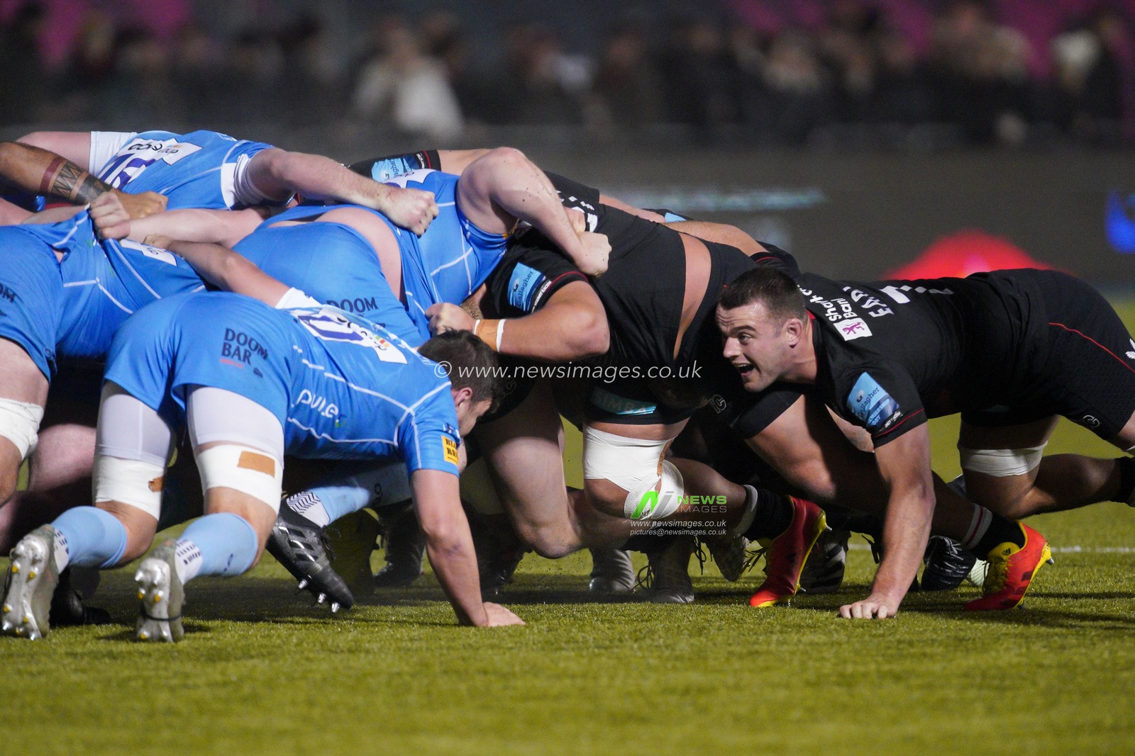 Ben Earl #7 of Saracens during a scrum
