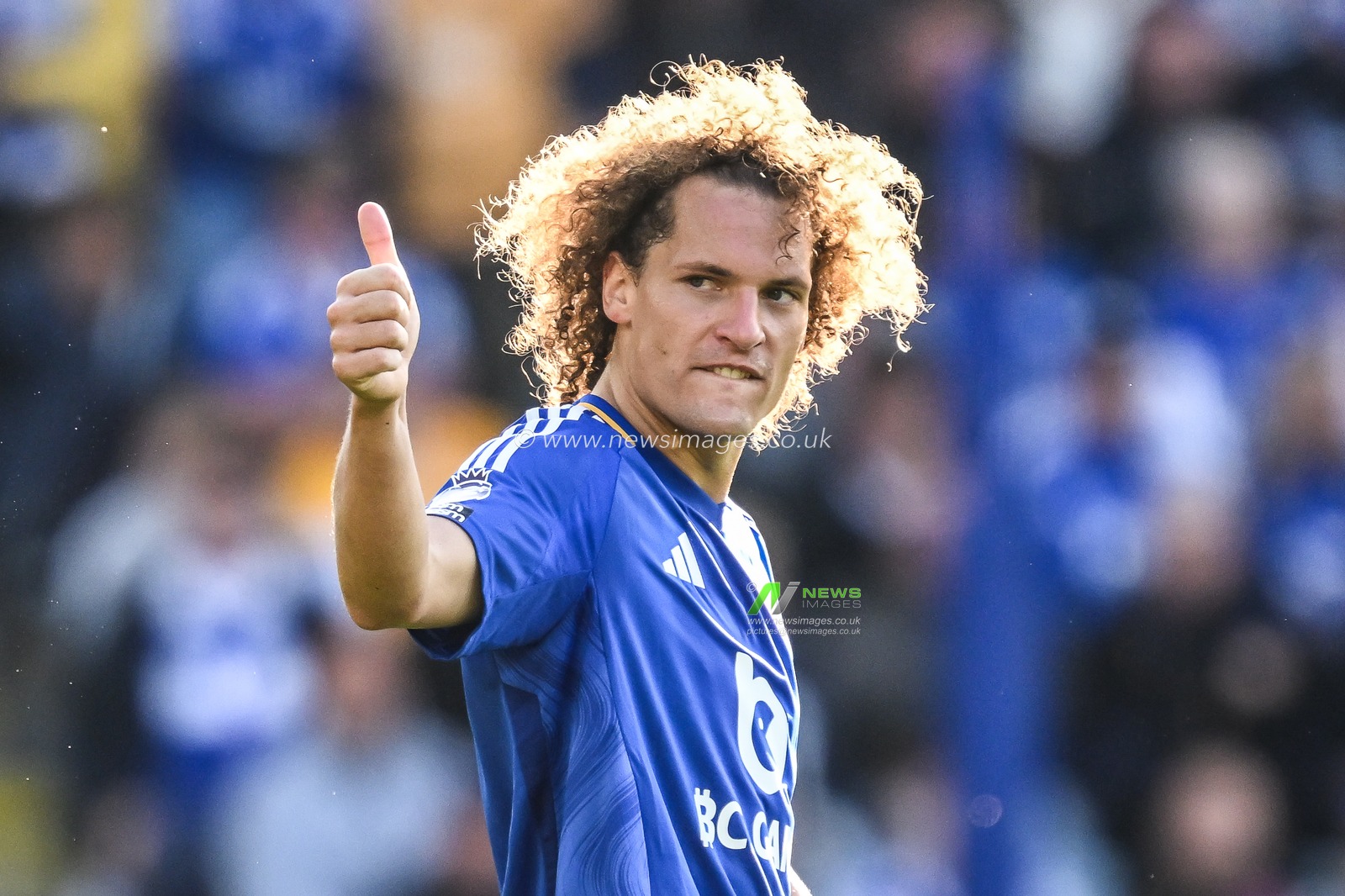 Wout Faes of Leicester Citygives the thumbs up to a team mate during the Premier League match Leicester City vs Bournemouth at King Power Stadium, Leicester, United Kingdom, 5th October 2024

(Photo by Craig Thomas/News Images)
