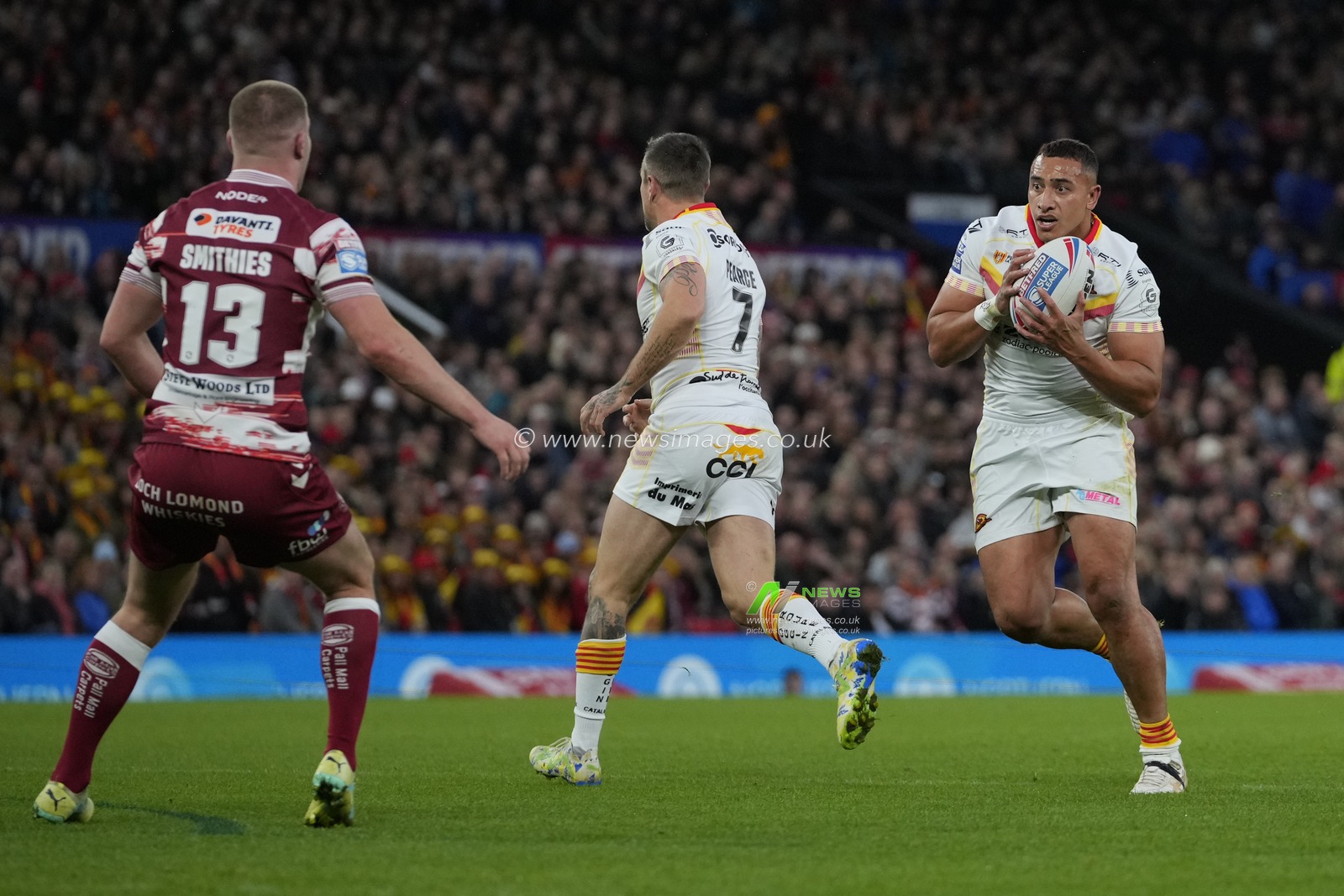 Siua Taukeiaho #22 of Catalans Dragons runs at Morgan Smithies #13 of Wigan Warriors during the Betfred Super League Grand Final match Wigan Warriors vs Catalans Dragons at Old Trafford, Manchester, United Kingdom, 14th October 2023

(Photo by Steve Flynn/News Images)