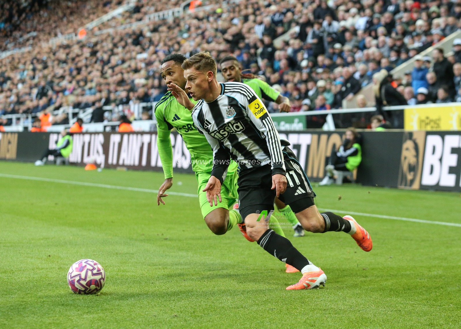 Harvey Barnes of Newcastle United in action during the Premier League match Newcastle United vs Fulham at St. James's Park, Newcastle, United Kingdom, 25th October 2025

(Photo by Richard Bierton/News Images)