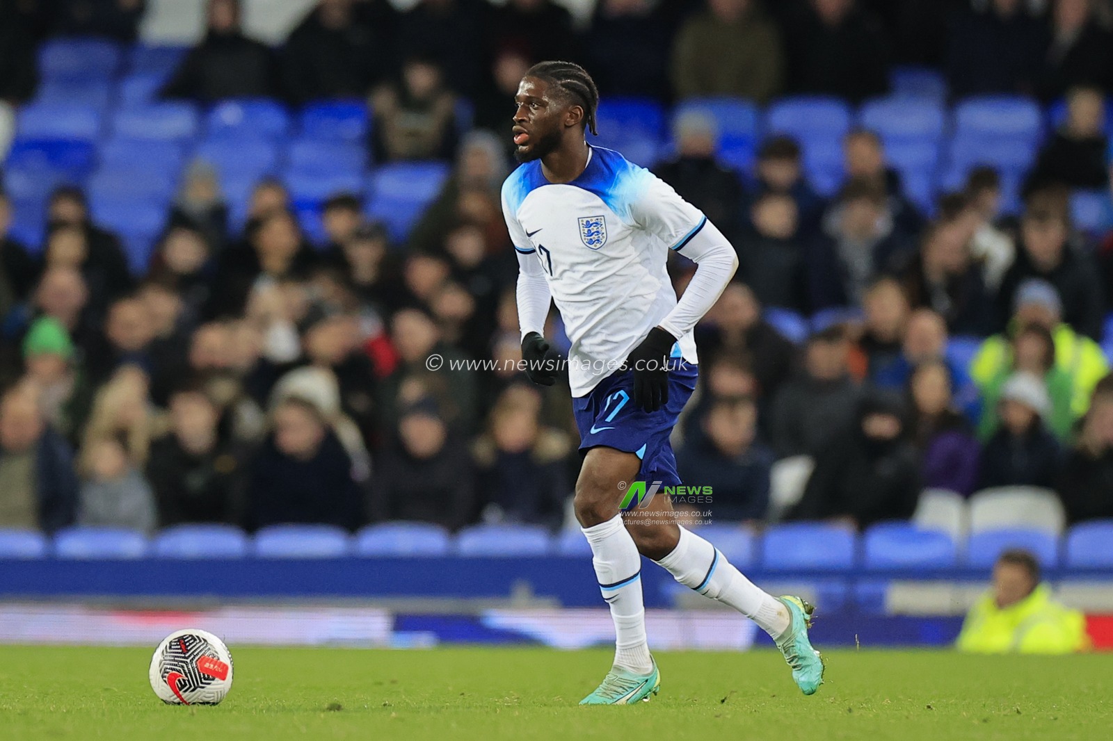 Sam Iling-Junior #17 of England U21 controls the ball during the UEFA Euro U21 Qualifiers match England U21 vs Northern Ireland U21 at Goodison Park, Liverpool, United Kingdom, 21st November 2023

(Photo by Conor Molloy/News Images)