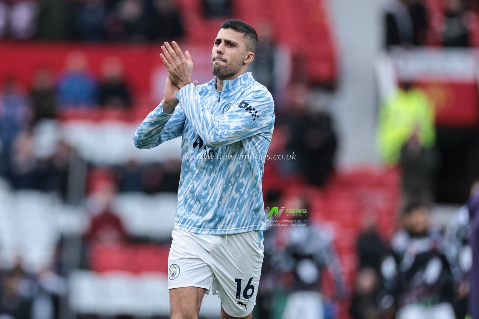 Rodrigo of Manchester City applauds the fans in the pregame warmup session during the Premier League match Manchester United vs Manchester City at Old Trafford, Manchester, United Kingdom, 17th January 2026

(Photo by Mark Cosgrove/News Images)