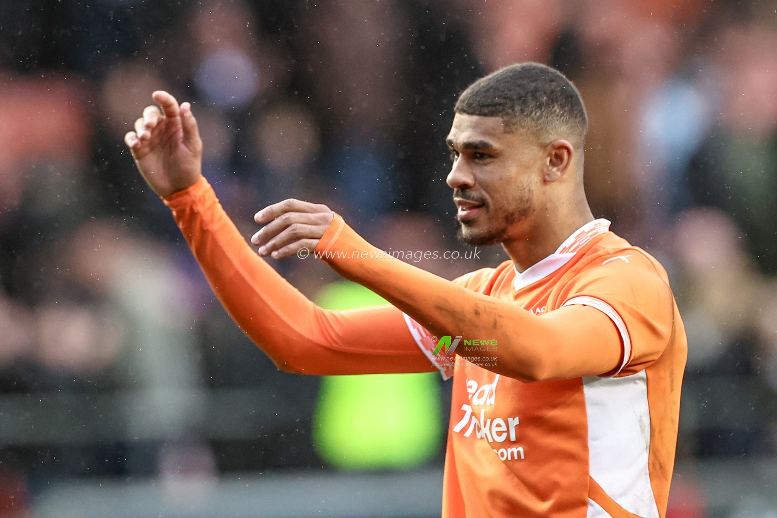 Ashley Fletcher of Blackpool celebrates the 2-1 win with the fans during the Sky Bet League 1 match Blackpool vs Bolton Wanderers at Bloomfield Road, Blackpool, United Kingdom, 29th March 2025

(Photo by Mark Cosgrove/News Images)
