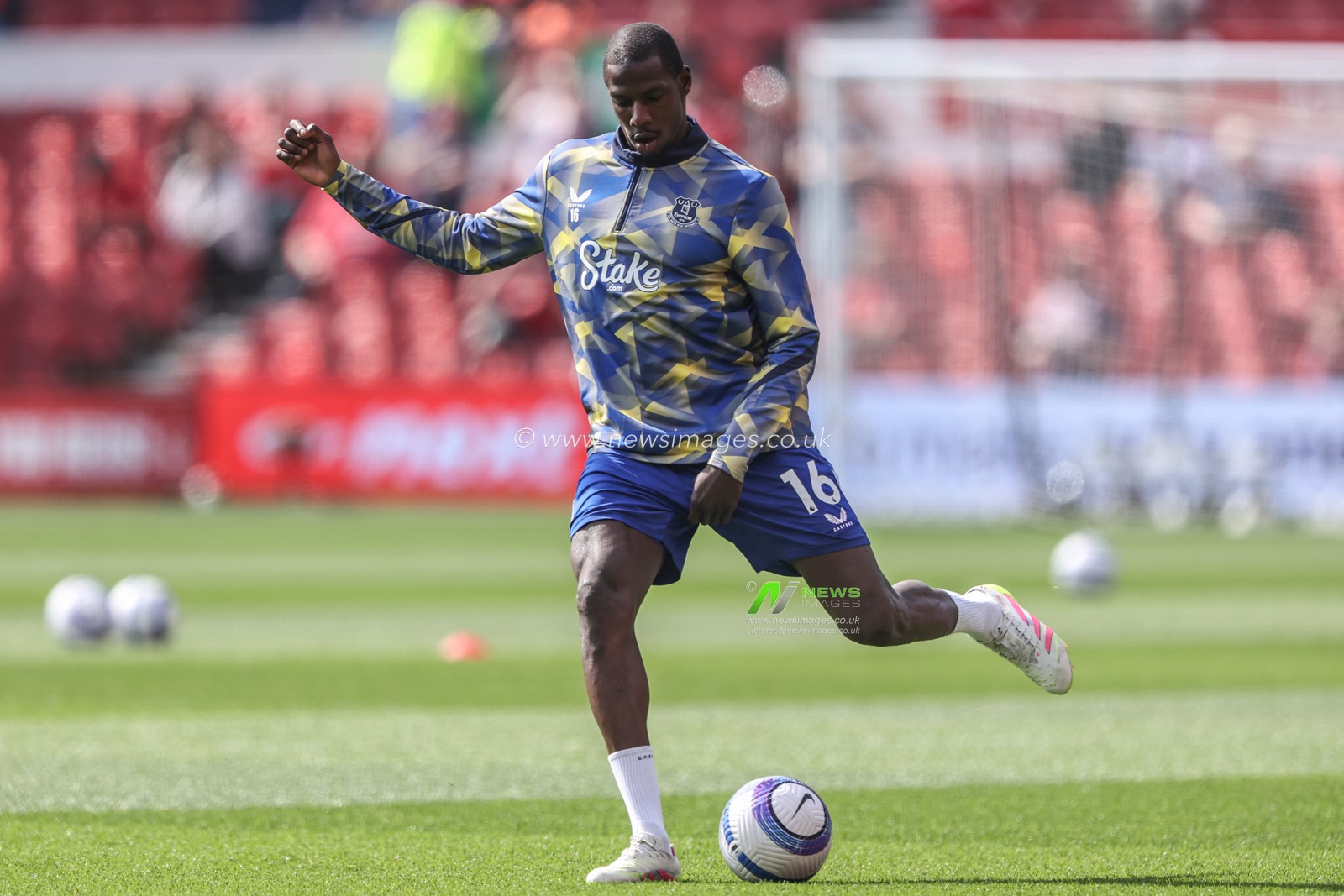 Abdoulaye DoucourÃ© of Everton in the pregame warmup session during the Premier League match Nottingham Forest vs Everton at City Ground, Nottingham, United Kingdom, 12th April 2025

(Photo by Alfie Cosgrove/News Images)
