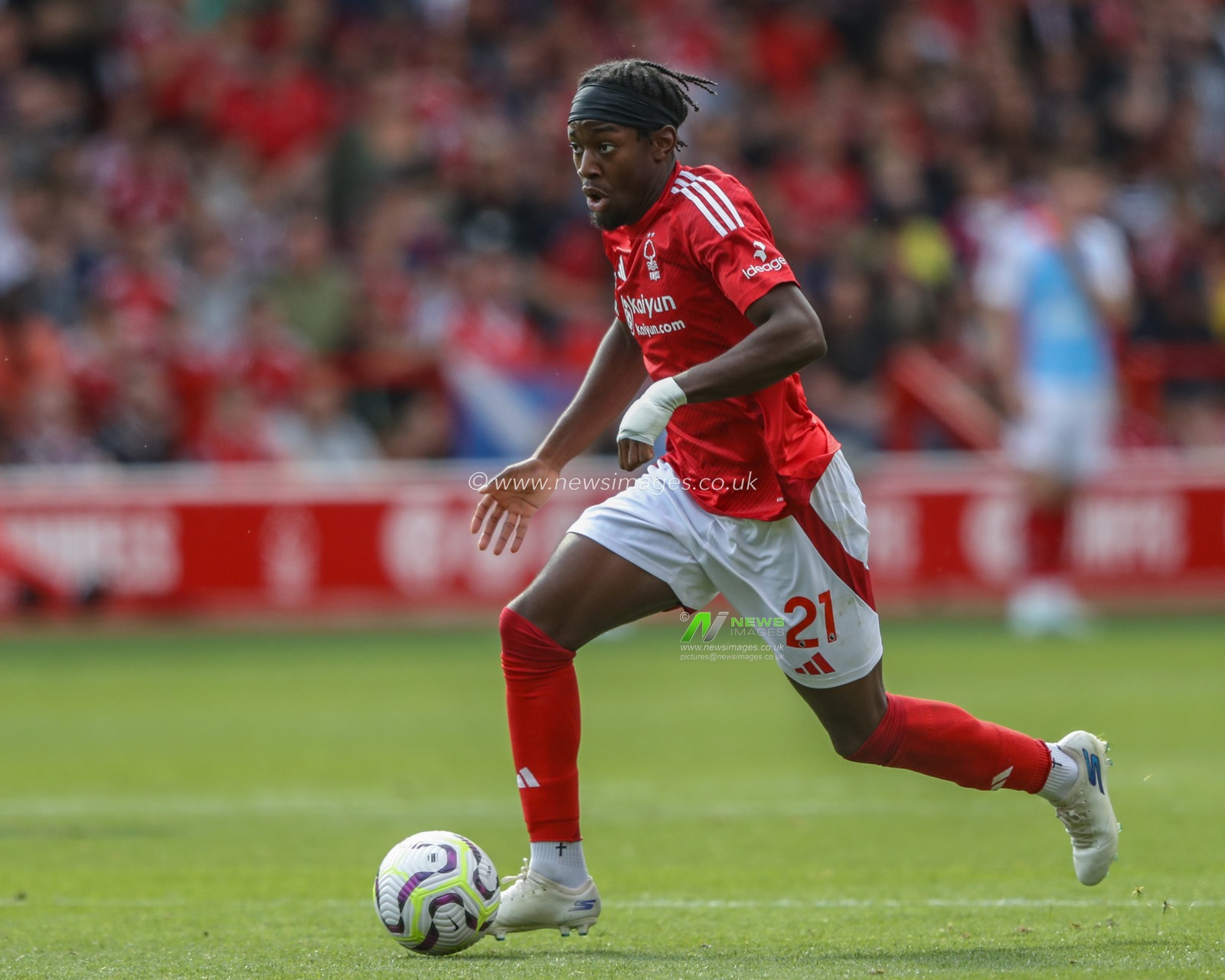 Anthony Elanga of Nottingham Forest breaks with the ball during the Premier League match Nottingham Forest vs Bournemouth at City Ground, Nottingham, United Kingdom, 17th August 2024

(Photo by Alfie Cosgrove/News Images)