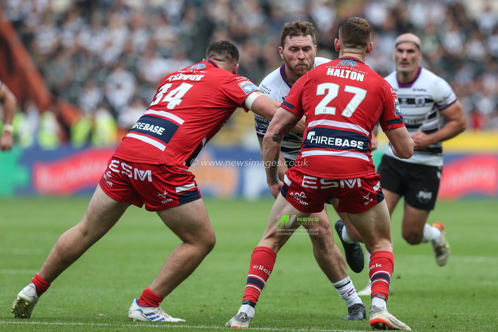 Scott Taylor #30 of Hull FC runs at Zach Fishwick #34 and Frankie Halton #27 of Hull KR during the Betfred Super League match Hull FC vs Hull KR at MKM Stadium, Hull, United Kingdom, 3rd September 2022

(Photo by David Greaves Photos/ Via/News Images)