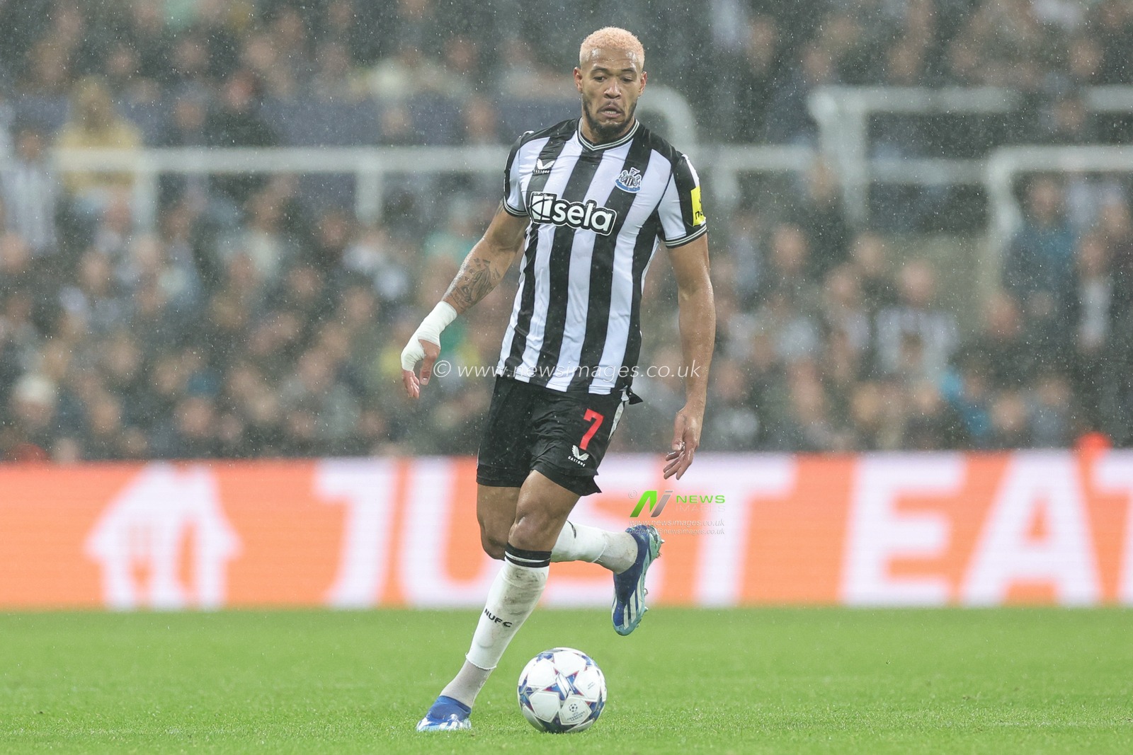 Joelinton #7 of Newcastle United breaks with the ball during the UEFA Champions League match Newcastle United vs Borussia Dortmund at St. James's Park, Newcastle, United Kingdom, 25th October 2023

(Photo by Mark Cosgrove/News Images)