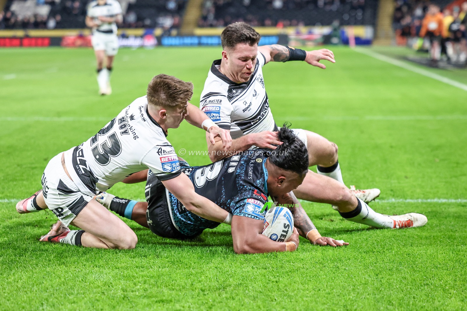 Tesi Niu of Leigh Leopards goes over for a try during the Betfred Super League Round 4 match Hull FC vs Leigh Leopards at MKM Stadium, Hull, United Kingdom, 6th March 2025

(Photo by Mark Cosgrove/News Images)