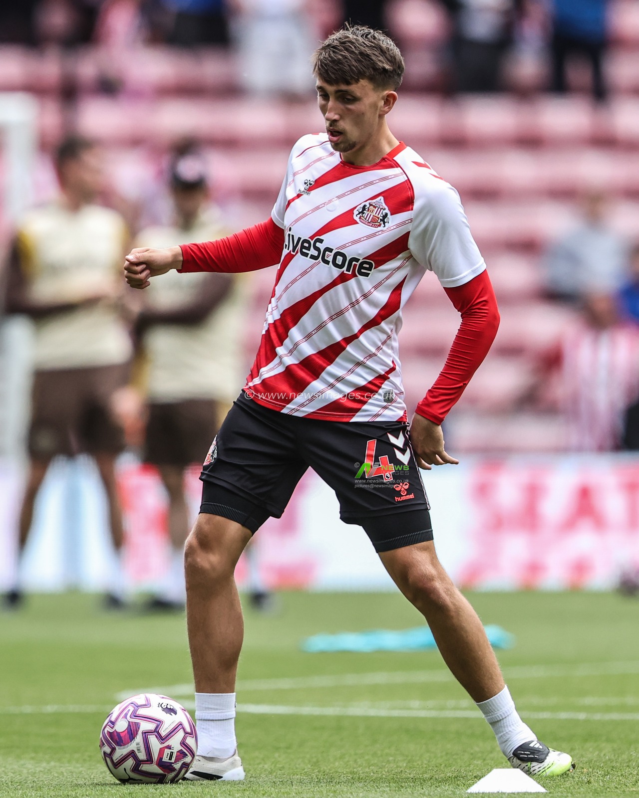 Dan Neil of Sunderland in the pregame warmup session during the Premier League match Sunderland vs Brentford at Stadium Of Light, Sunderland, United Kingdom, 30th August 2025

(Photo by Alfie Cosgrove/News Images)