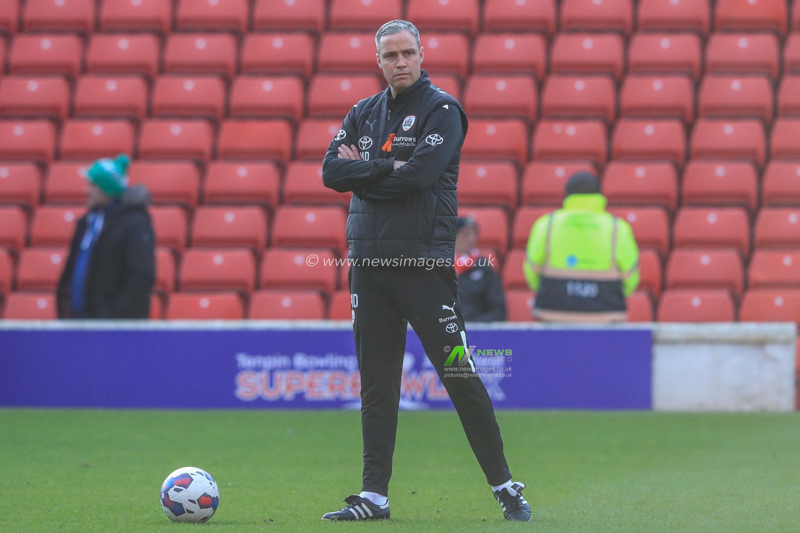Michael Duff manager of Barnsley FC in the pregame warmup session during the Sky Bet League 1 match Barnsley vs Ipswich Town at Oakwell, Barnsley, United Kingdom, 25th April 2023

(Photo by Alfie Cosgrove/News Images)