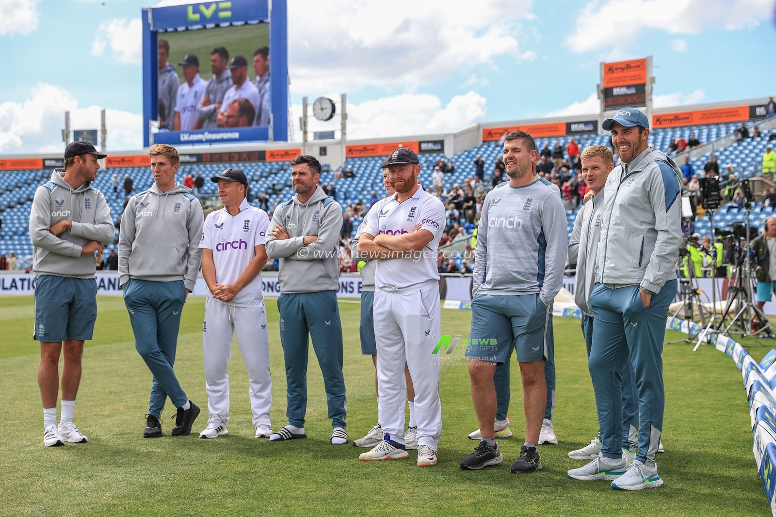 England players applauds Joe Root of England as heâ€™s presented player of the series