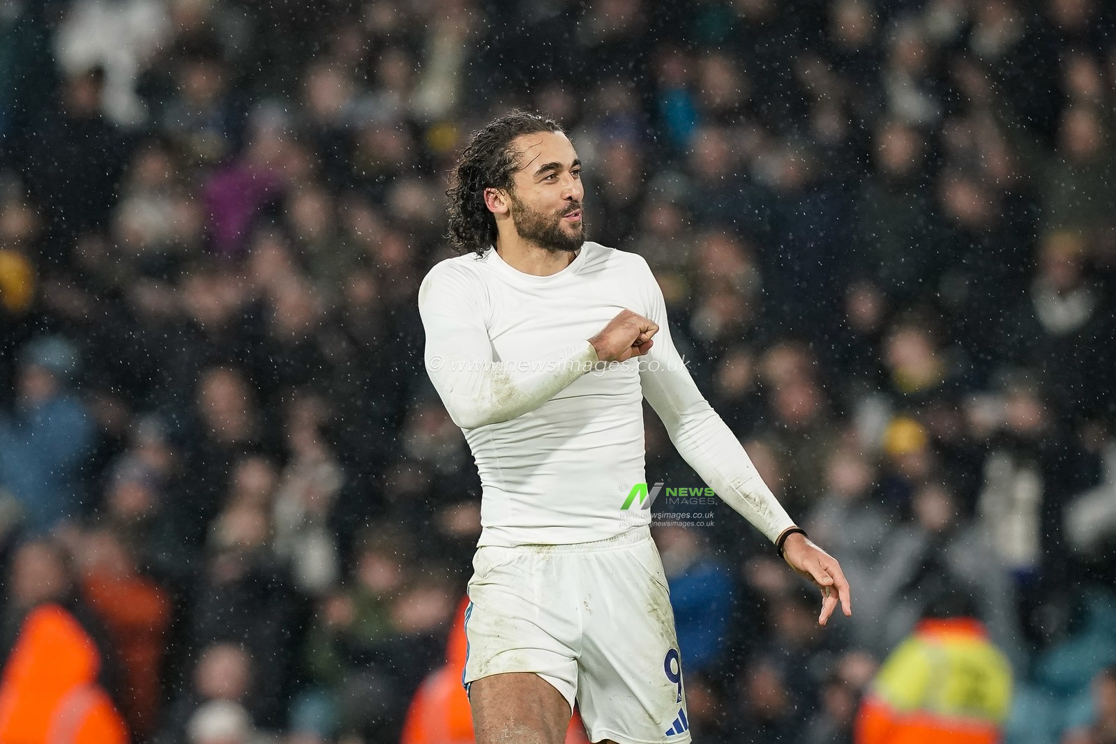 Dominic Calvert-Lewin of Leeds United celebrates hi team victory and applauds the fans during the Premier League match Leeds United vs Nottingham Forest at Elland Road, Leeds, United Kingdom on 06 February 2026

(Photo by Maynard Manyowa/News Images)