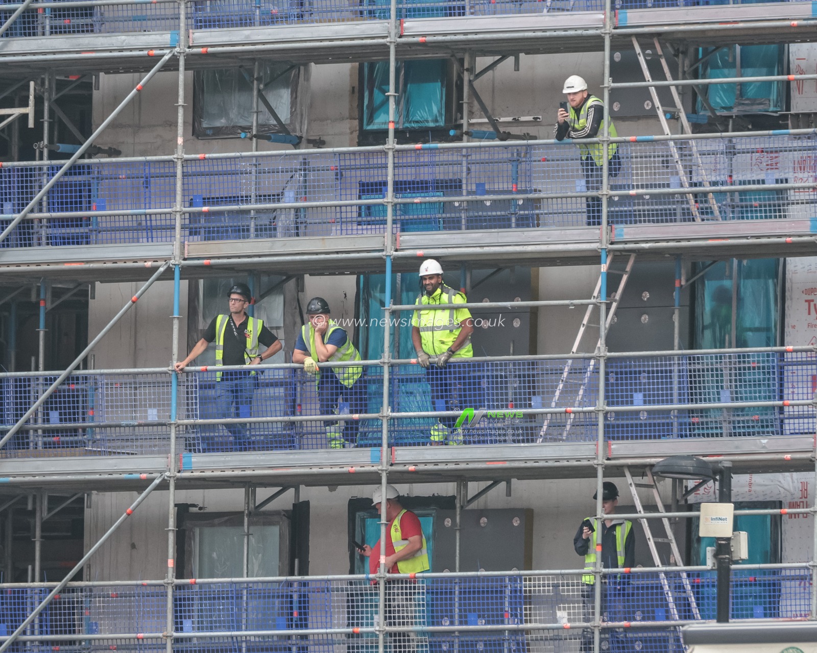 Workmen on a nearby building site pause work to watch the game during the 4th Rothesay Test Match match Day 1 England vs India at Old Trafford Cricket Ground, Manchester, United Kingdom, 22nd July 2025

(Photo by Mark Cosgrove/News Images)
