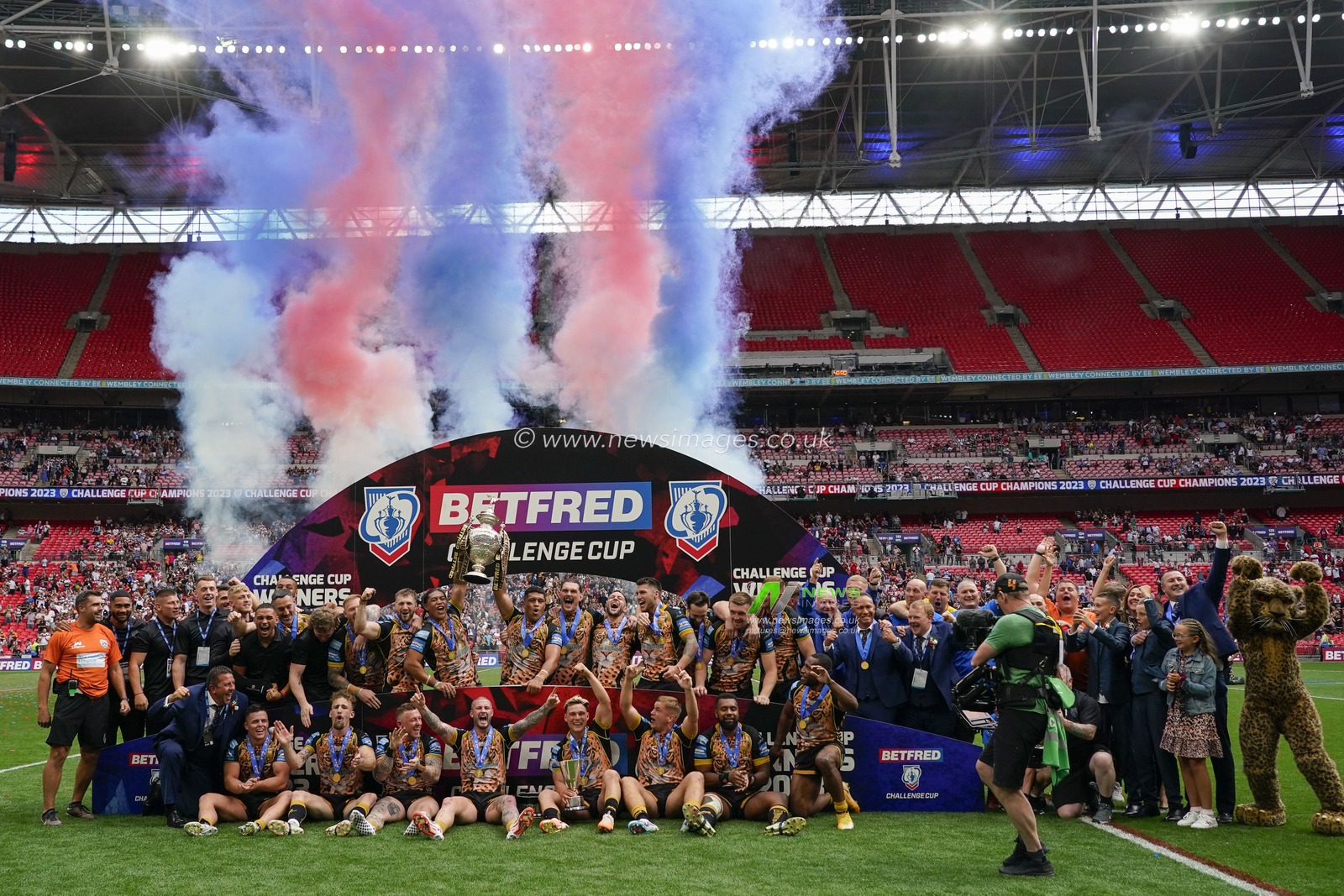 Leigh Leopards squad celebrate their victory during the Betfred Challenge Cup match Hull KR vs Leigh Leopards at Wembley Stadium, London, United Kingdom, 12th August 2023

(Photo by Steve Flynn/News Images)