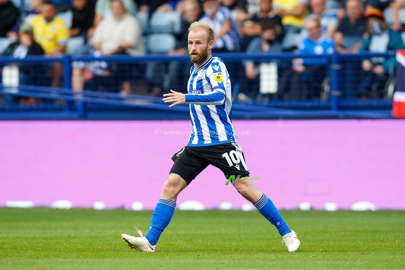 Barry Bannan #10 of Sheffield Wednesday during the Sky Bet League 1 match Sheffield Wednesday vs Barnsley at Hillsborough, Sheffield, United Kingdom, 3rd September 2022

(Photo by Ben Early/News Images)