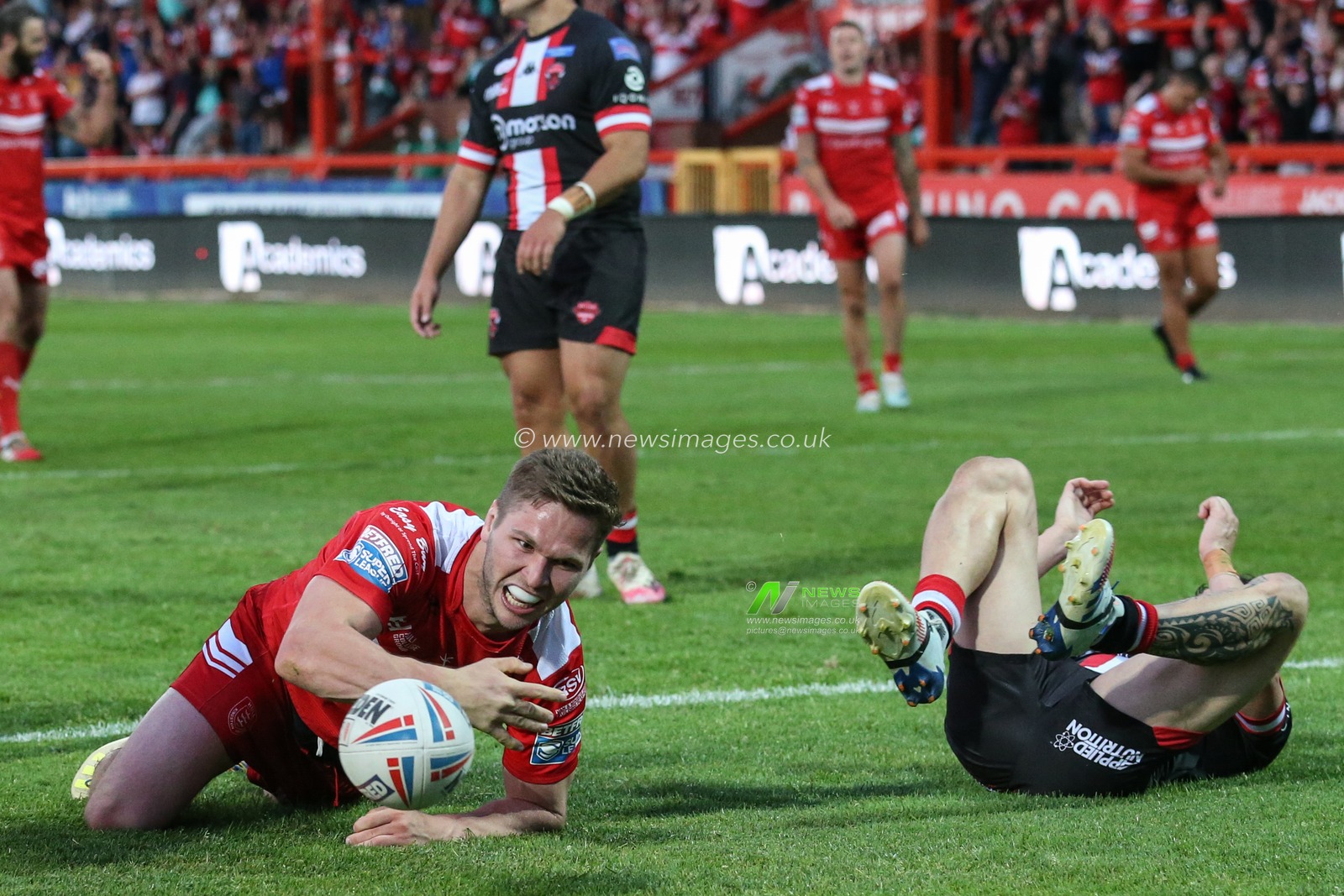 Matt Parcell (9) of Hull KR celebrates his try
