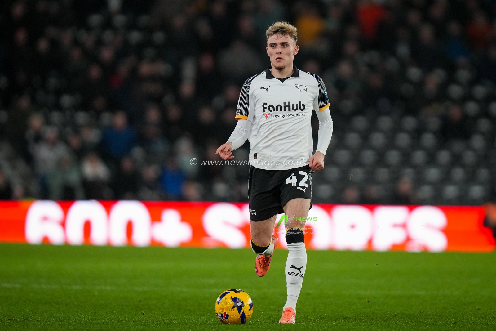 Bobby Clark of Derby County runs with the ball during the Sky Bet Championship match Derby County vs Millwall at Pride Park Stadium, Derby, United Kingdom, 10th December 2025

(Photo by Maynard Manyowa/News Images)

*** GER AUT SUI OUT ***