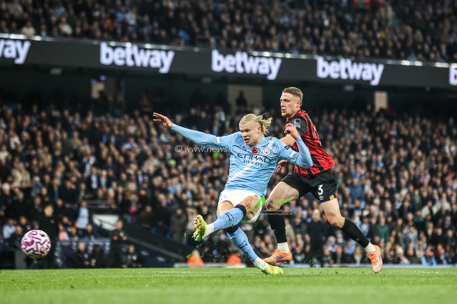Erling Haaland of Manchester City scores to make it 1-0 during the Premier League match Manchester City vs Bournemouth at Etihad Stadium, Manchester, United Kingdom, 2nd November 2025

(Photo by Alfie Cosgrove/News Images)

*** GER AUT SUI OUT ***