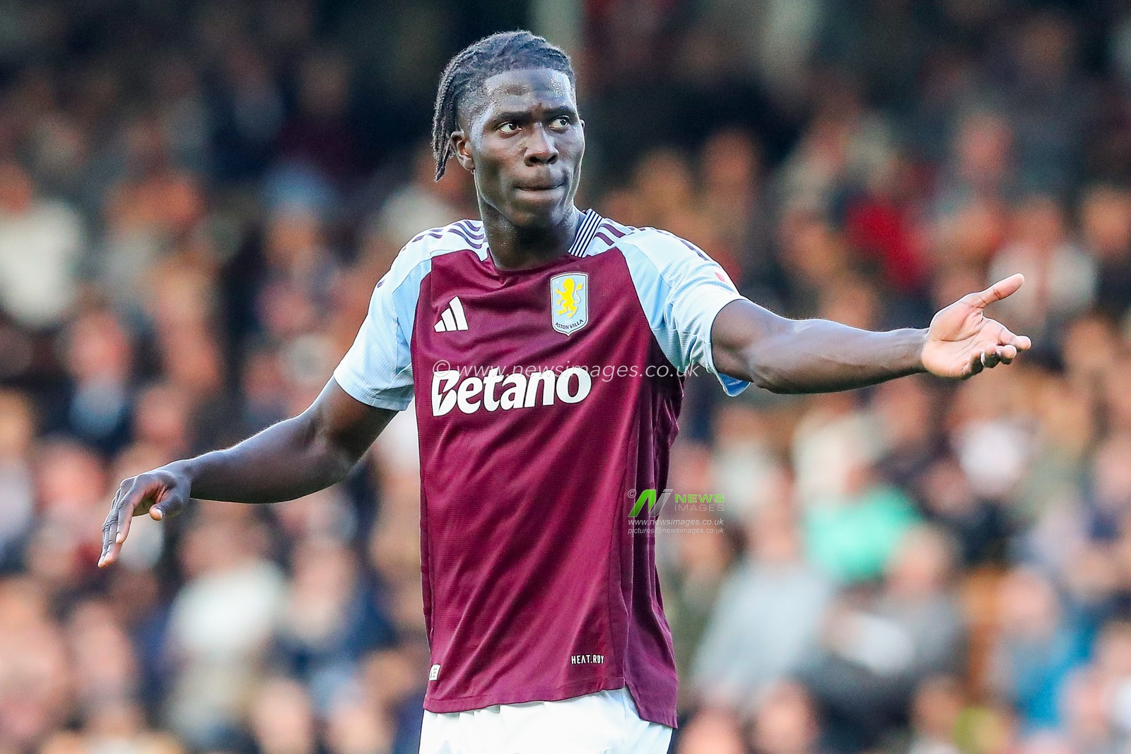 Amadou Onana of Aston Villa reacts during the Premier League match Fulham vs Aston Villa at Craven Cottage, London, United Kingdom, 19th October 2024

(Photo by Izzy Poles/News Images)