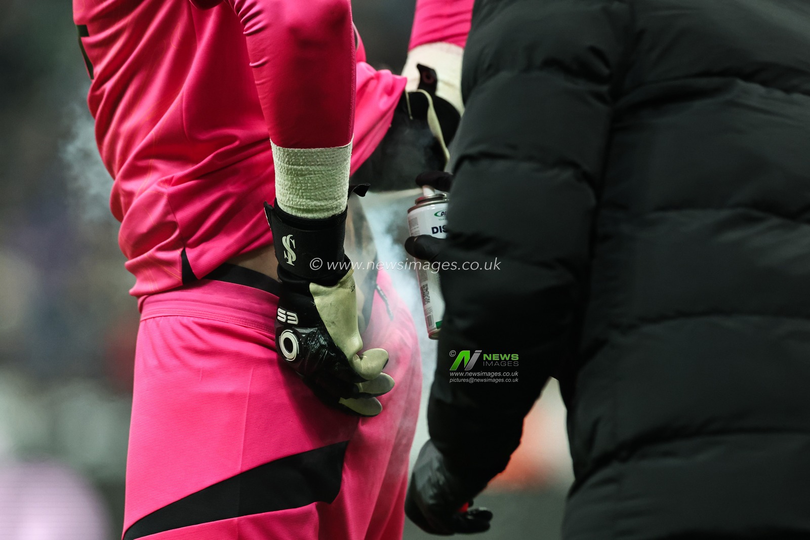 JosÃ© SÃ¡ of Wolverhampton Wanderers has spray applied to his lower back during the Premier League match Newcastle United vs Wolverhampton Wanderers at St. James's Park, Newcastle, United Kingdom, 15th January 2025

(Photo by Mark Cosgrove/News Images)