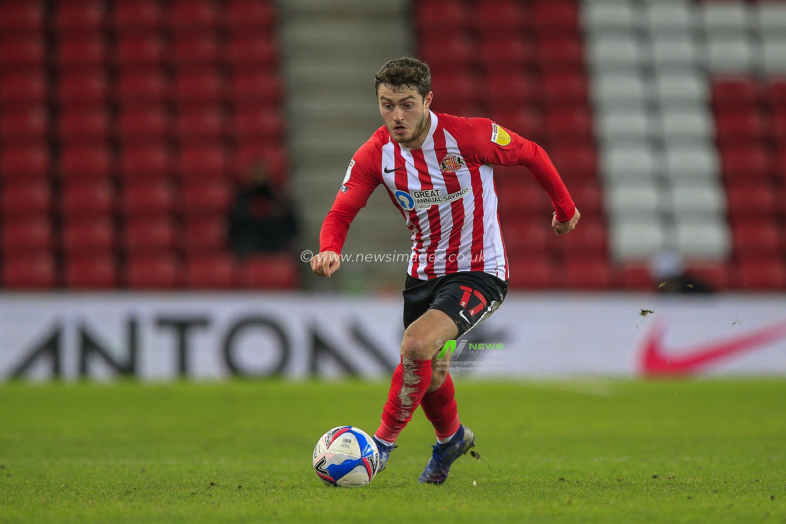 Elliot Embleton #17 of Sunderland in possession of the ball