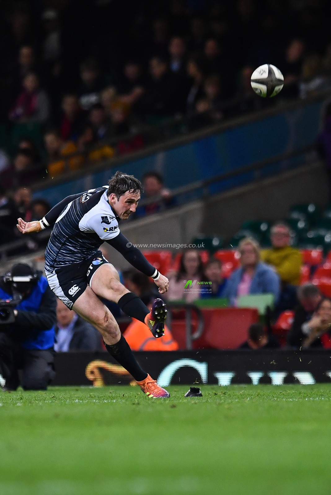 27th April 2019 , Principality Stadium , Cardiff, Wales ; Guinness pro 14â€™s, Round 21, Cardiff Blues Vs Ospreys ; Sam Davies of Ospreys kicks a penalty

Credit:  Craig Thomas/News Images
