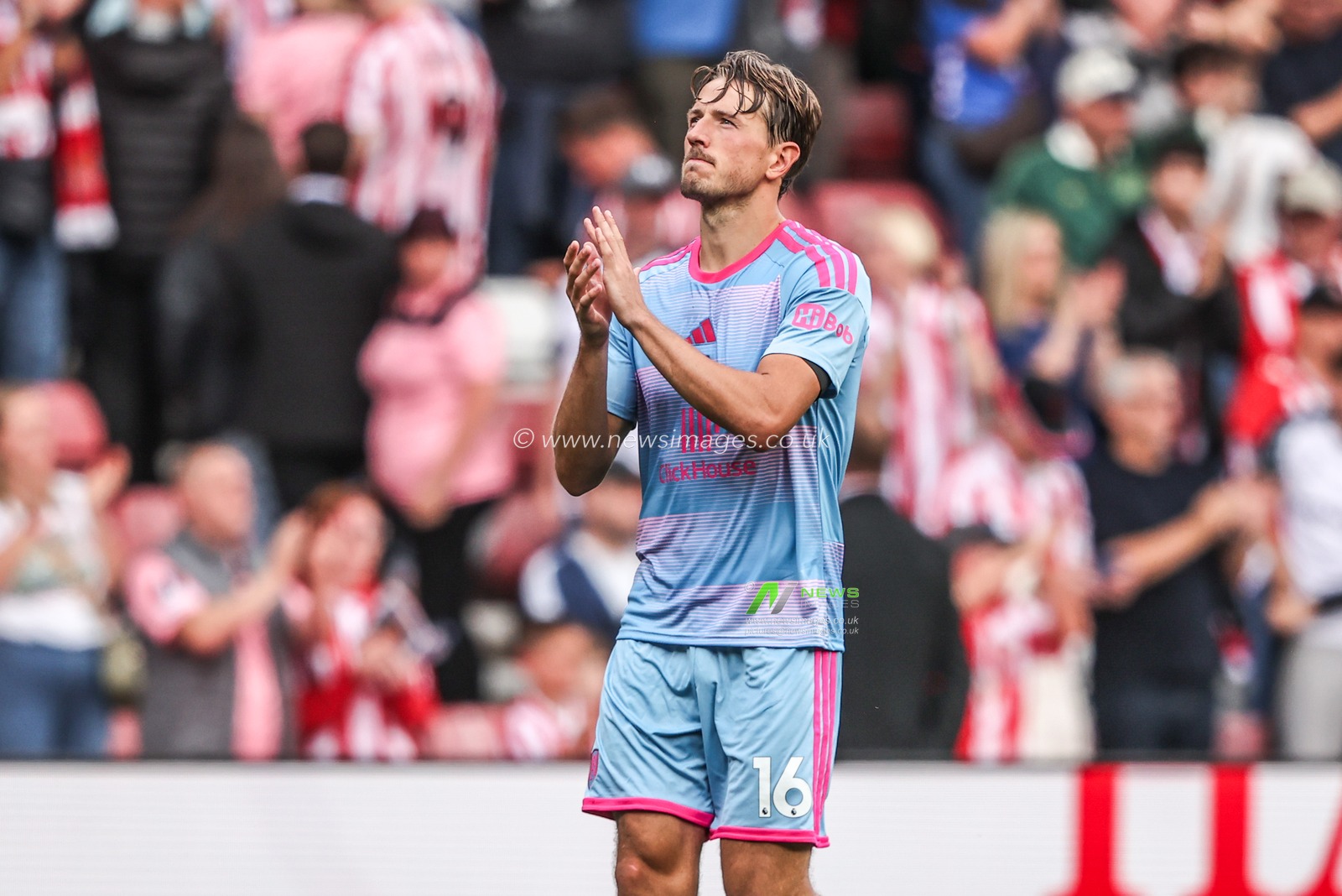 Sander Berge of Fulham applauds the fans after the game during the Premier League match Sunderland vs Fulham at Stadium Of Light, Sunderland, United Kingdom on 30 August 2026

(Photo by Alfie Cosgrove/News Images)