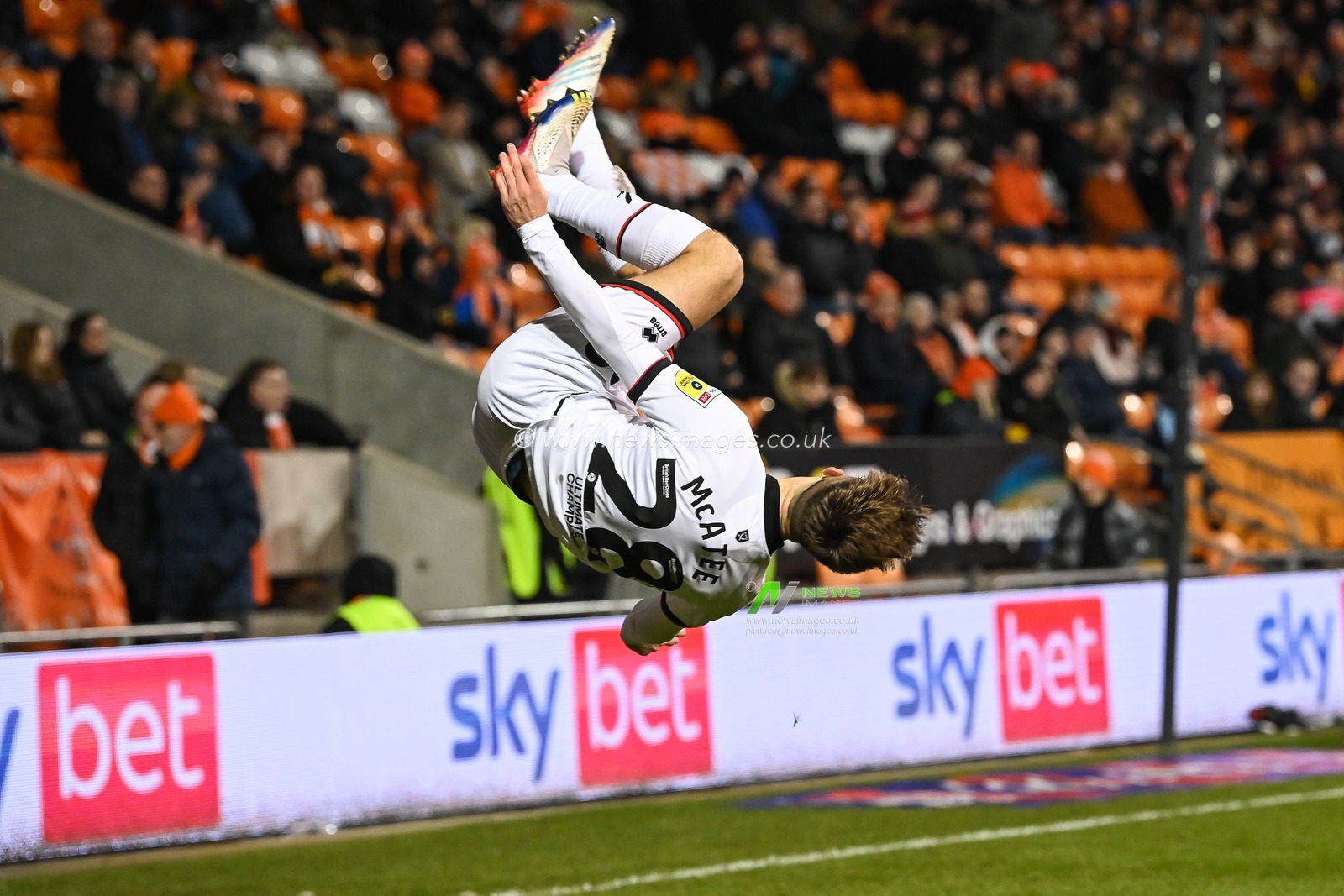 James McAtee #28 of Sheffield United celebrates his goal to make it 0-2 during the Sky Bet Championship match Blackpool vs Sheffield United at Bloomfield Road, Blackpool, United Kingdom, 29th December 2022

(Photo by Craig Thomas/News Images)