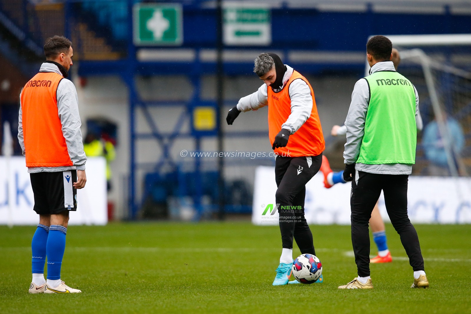 Players of Sheffield Wednesday warm up before the Sky Bet League 1 match Sheffield Wednesday vs Oxford United at Hillsborough, Sheffield, United Kingdom, 17th December 2022

(Photo by Ben Early/News Images)