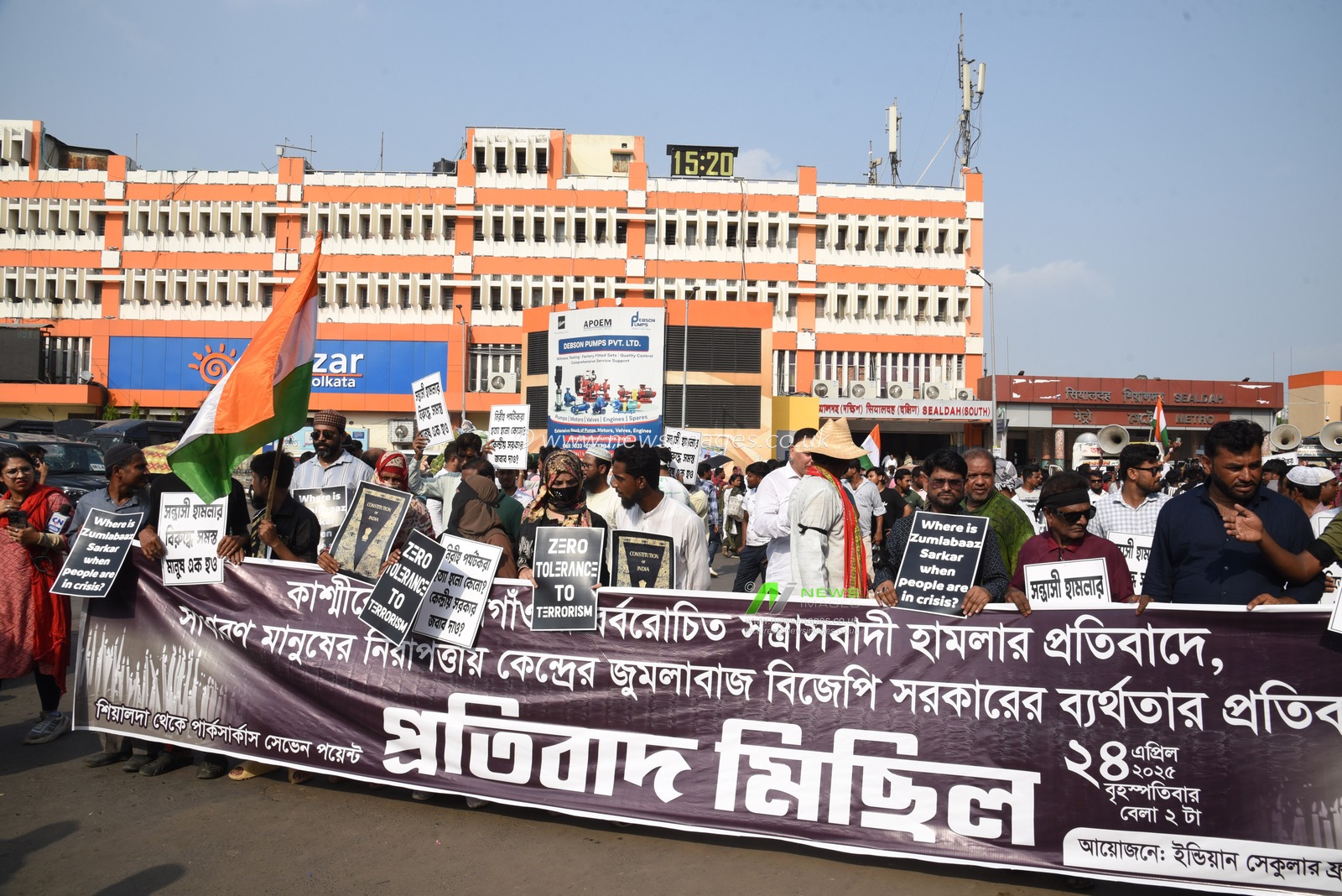 Indian Muslim's hold placards and the Indian National Flag as they protest over the Pahalgam terror attack in Kolkata ,india on April 24,2025.Twenty-six people, including six from Maharashtra, died in the gruesome terror attack on tourists in Pahalgam.(Photo: Debajyoti Chakraborty/News Images)