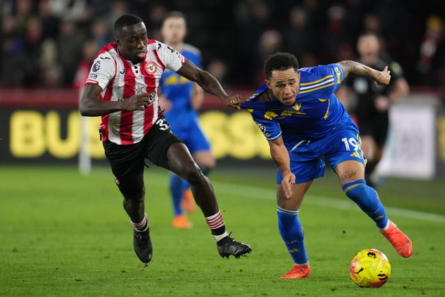 Michael Kayode of Brentford tries to hold back Noah Okafor of Leeds United during the Premier League match Brentford vs Leeds United at The Gtech Community Stadium, London, United Kingdom, 14th December 2025

(Photo by Harvey Murphy/News Images)

*** GER AUT SUI OUT ***