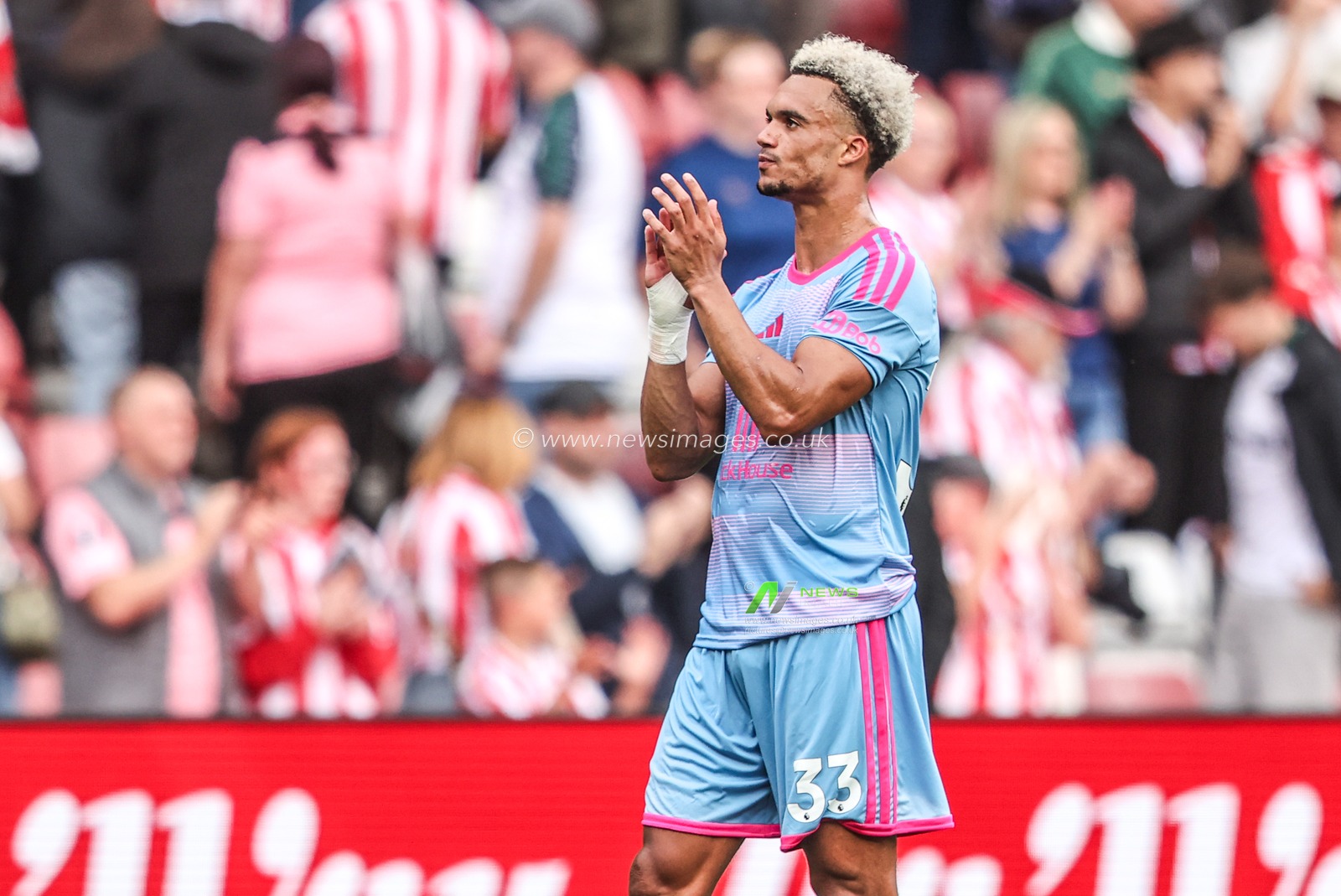 Antonee Robinson of Fulham applauds the fans after the game during the Premier League match Sunderland vs Fulham at Stadium Of Light, Sunderland, United Kingdom on 30 August 2026

(Photo by Alfie Cosgrove/News Images)