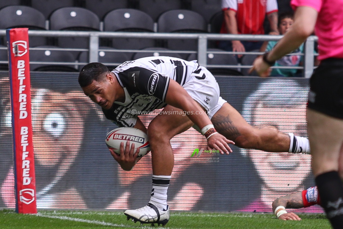 Bureta Faraimo (2) of Hull FC goes in for the try