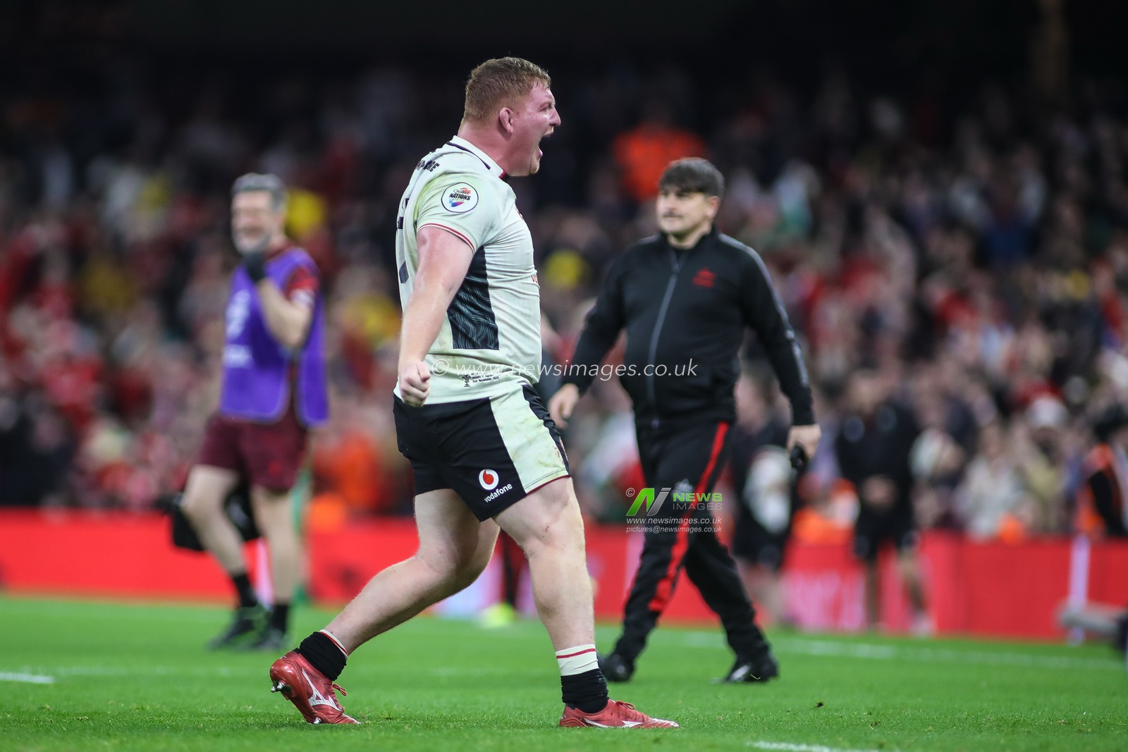 Rhys Carre of Wales celebrates at the final whistle during the Quilter Nations Series 2025 match Wales vs Japan at Principality Stadium, Cardiff, United Kingdom, 15th November 2025

(Photo by Andrew Lewis/News Images)

*** GER AUT SUI OUT ***