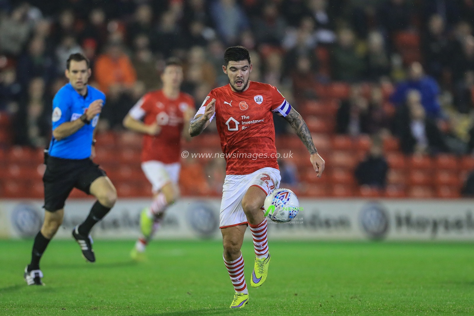 1st November 2019, Oakwell, Barnsley, England; Sky Bet Championship, Barnsley v Bristol City : Alex Mowatt (27) of Barnsley makes a break 


Credit: Mark Cosgrove/News Images