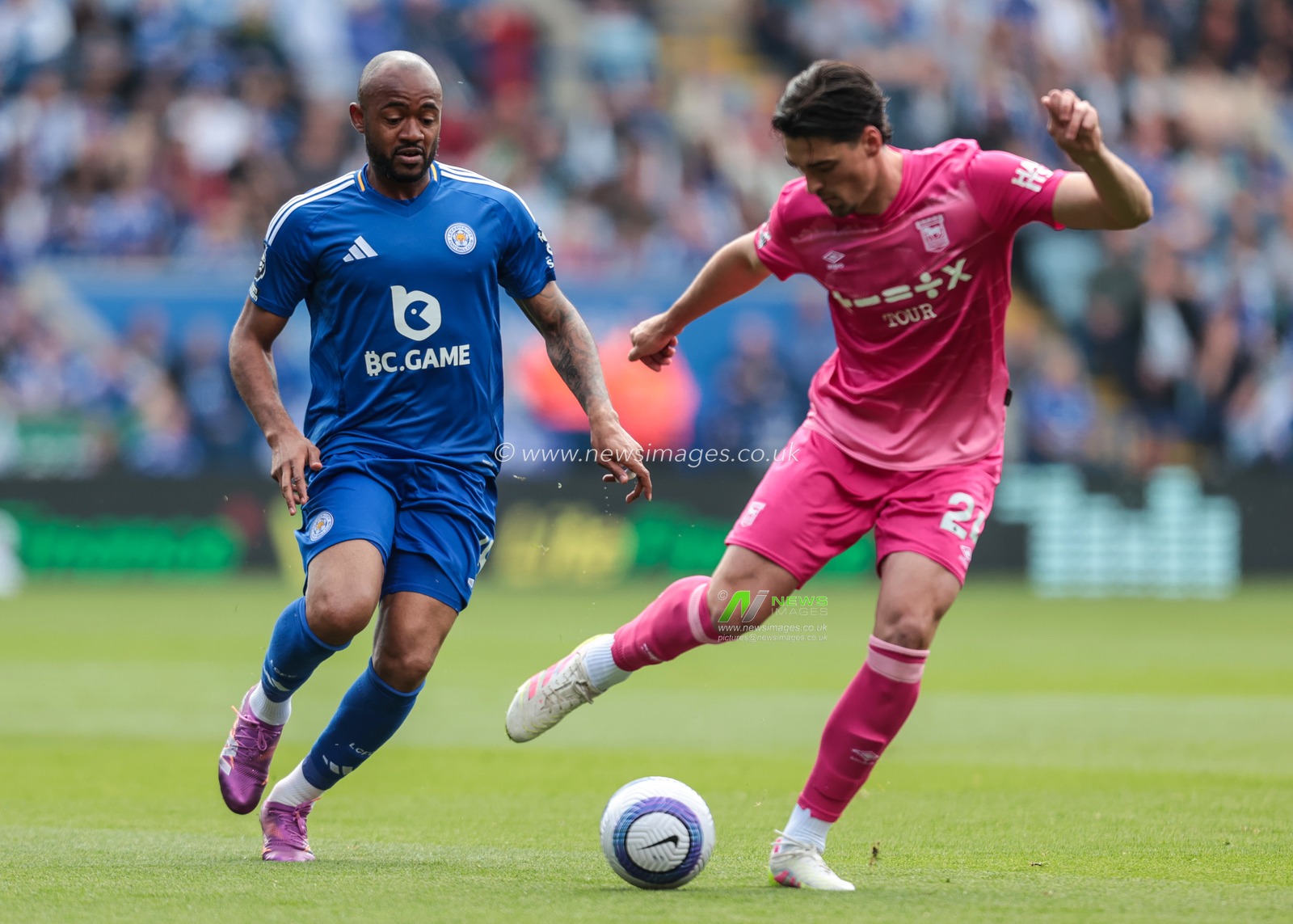 Jordan Ayew of Leicester City pressures Jacob Greaves of Ipswich Town during the Premier League match Leicester City vs Ipswich Town at King Power Stadium, Leicester, United Kingdom, 18th May 2025

(Photo by Richard Bierton/News Images)