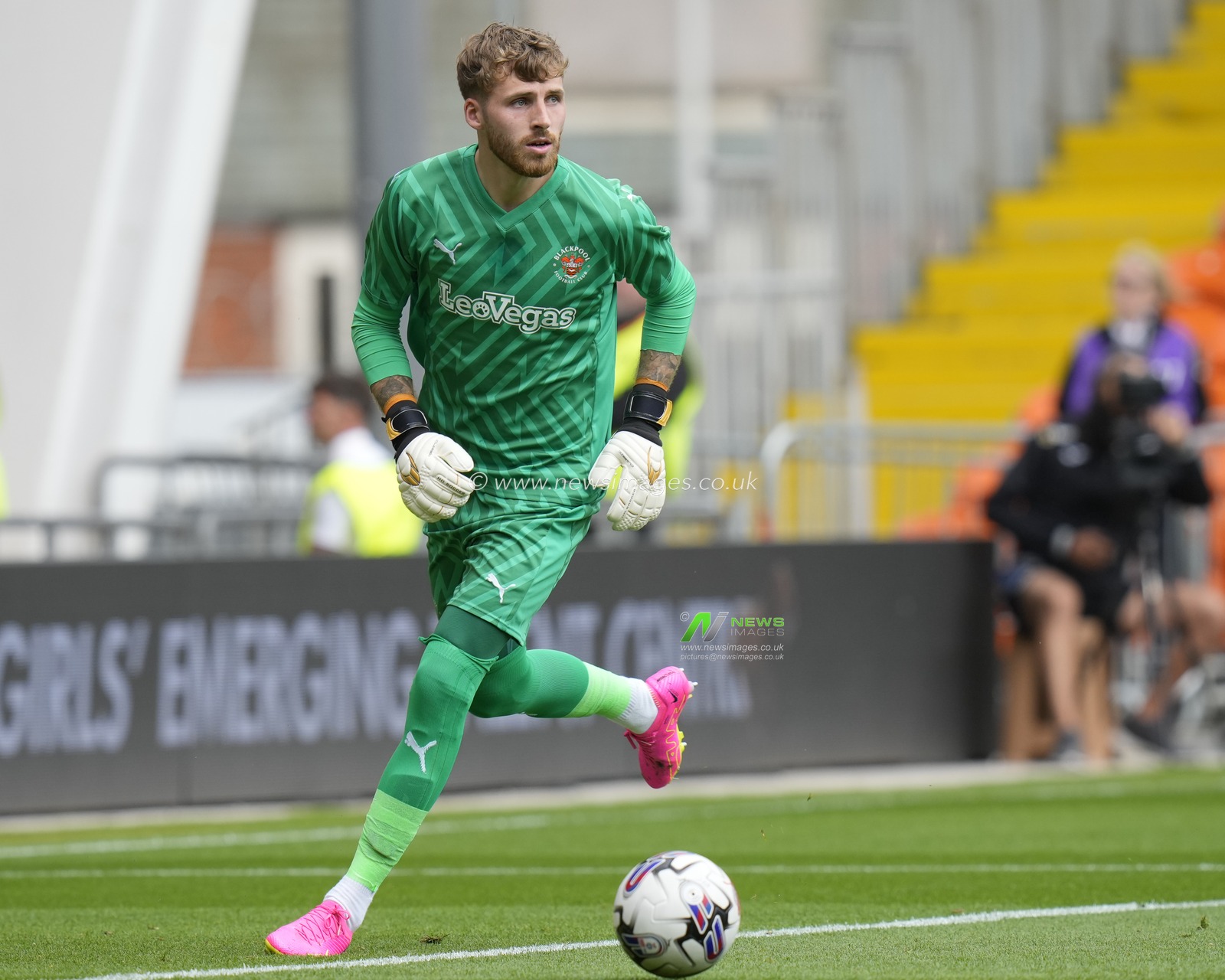 Daniel Grimshaw #32 of Blackpool looks to pass upfield during the Pre-season friendly match Blackpool vs Hibernian at Bloomfield Road, Blackpool, United Kingdom, 29th July 2023

(Photo by Steve Flynn/News Images)