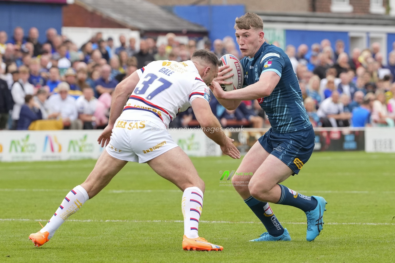 Matty Nicholson #12 of Warrington Wolves runs at Luke Gale #37 of Wakefield Trinity during the Betfred Super League Round 20 match Wakefield Trinity vs Warrington Wolves at The Be Well Support Stadium, Wakefield, United Kingdom, 30th July 2023

(Photo by Steve Flynn/News Images)