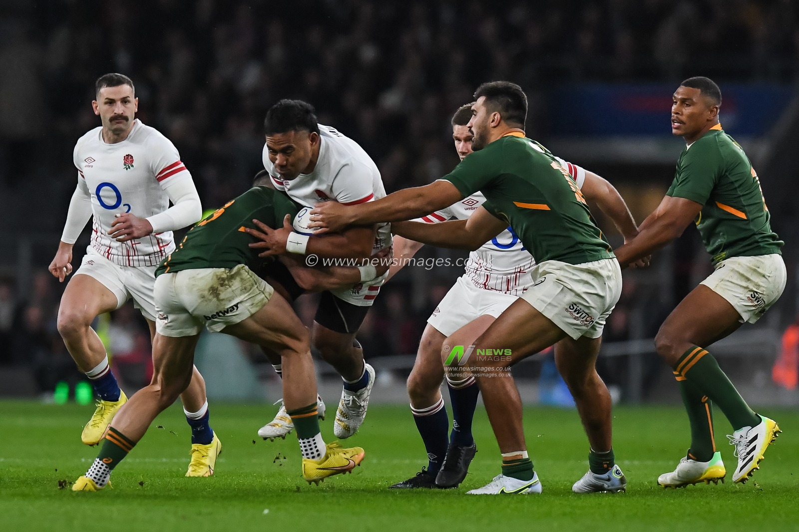 Manu Tuilagi of England is tackled by Jesse Kriel of South Africa during the Autumn internationals match England vs South Africa at Twickenham Stadium, Twickenham, United Kingdom, 26th November 2022

(Photo by Mike Jones/News Images)