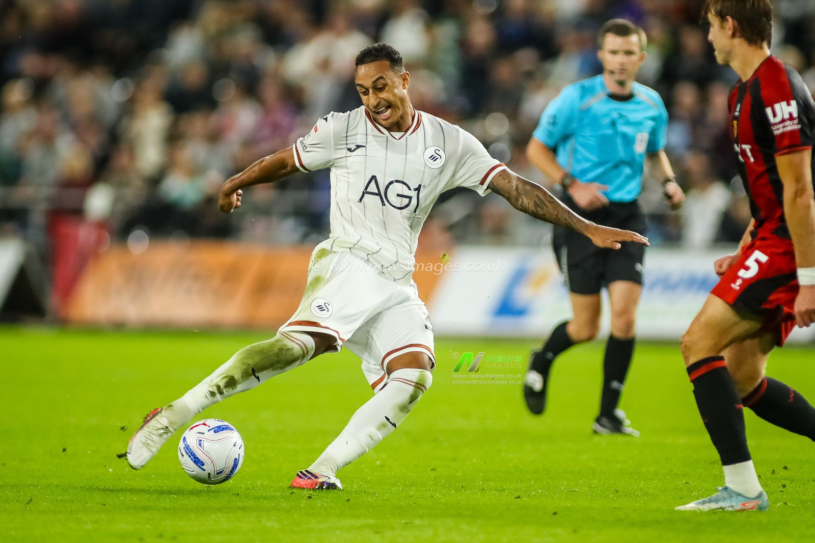 Adam Idah of Swansea City has a shot on goal during the Sky Bet Championship match Swansea City vs Watford at Swansea.com Stadium, Swansea, United Kingdom on 01 September 2026

(Photo by Andrew Lewis/News Images)