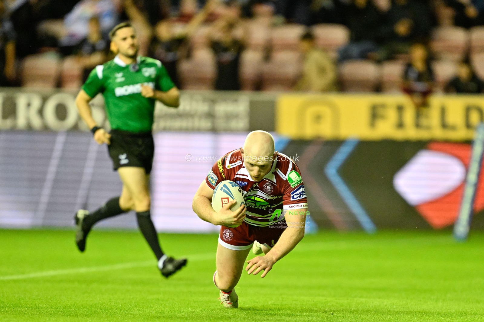 Liam Farrell of Wigan Warriors goes over for a try to make it 22-6 Wigan during the Betfred Super League Round 16 match Wigan Warriors vs Leigh Leopards at DW Stadium, Wigan, United Kingdom, 5th July 2024

(Photo by Cody Froggatt/News Images)