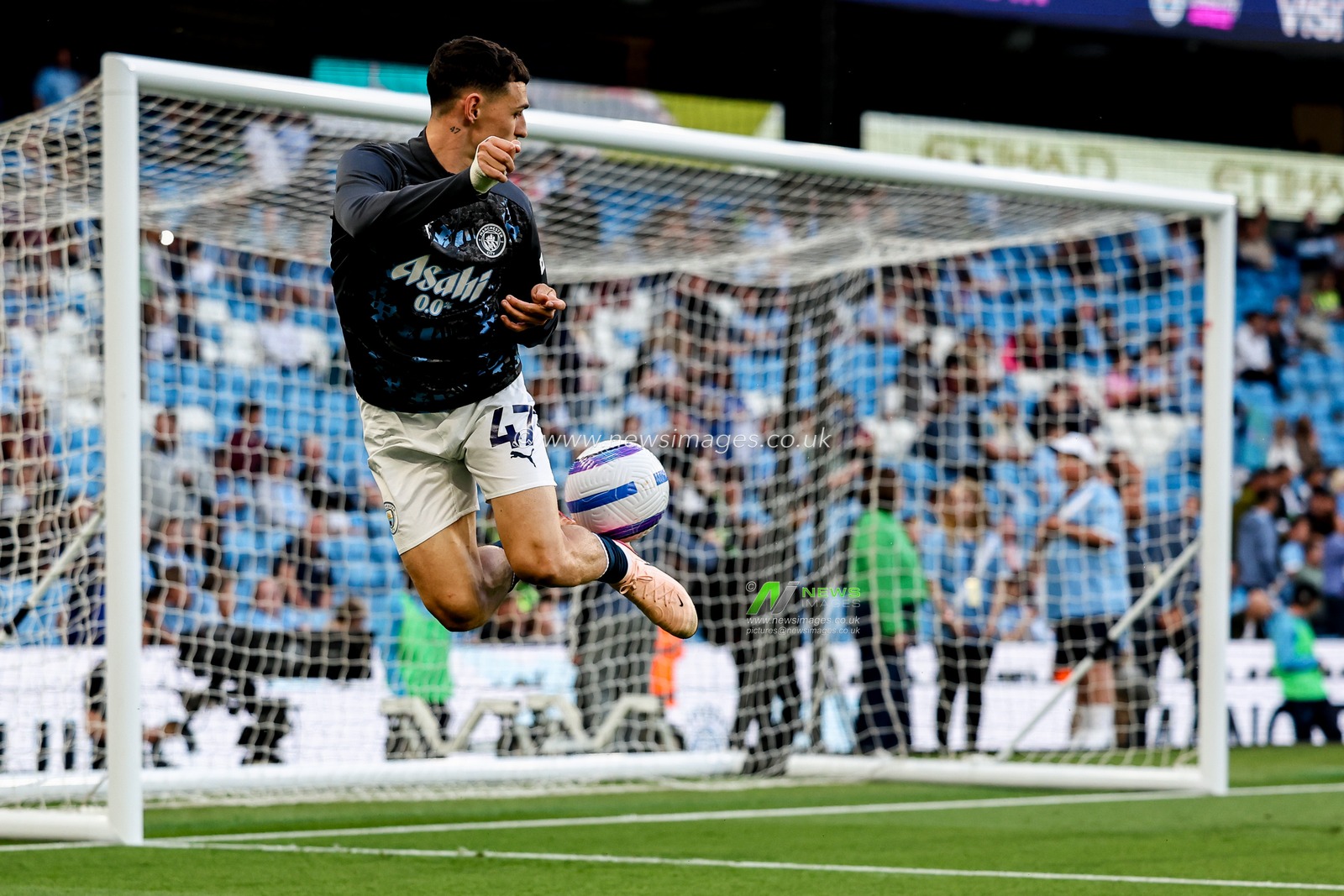 Phil Foden of Manchester City warms up prior to the Premier League match Manchester City vs Bournemouth at Etihad Stadium, Manchester, United Kingdom, 20th May 2025

(Photo by Mark Cosgrove/News Images)