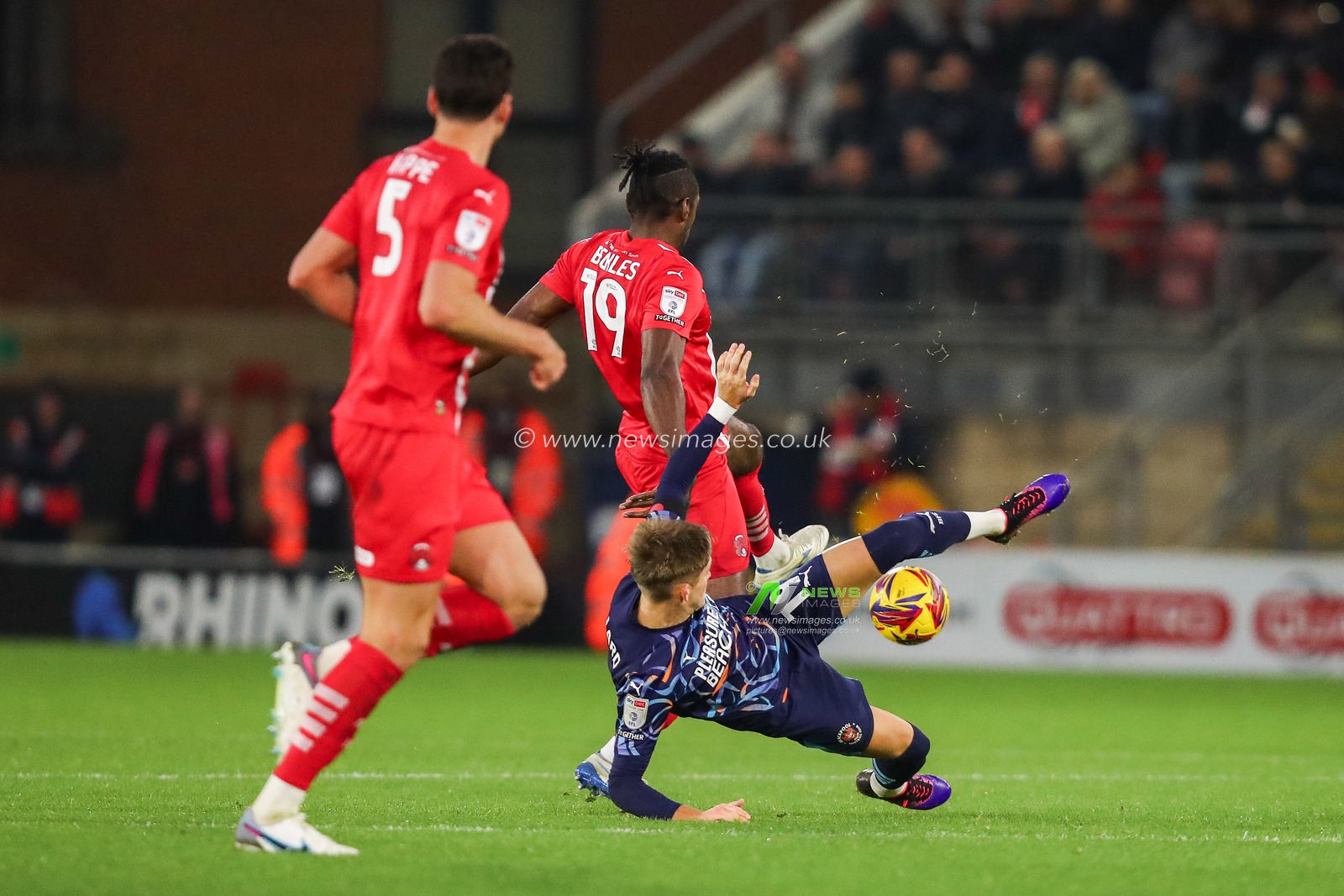 Dom Ballard of Blackpool is challenged by Omar Beckles of Leyton Orient during the Sky Bet League 1 match Leyton Orient vs Blackpool at Gaughan Group Stadium, London, United Kingdom, 9th November 2024

(Photo by Izzy Poles/News Images)