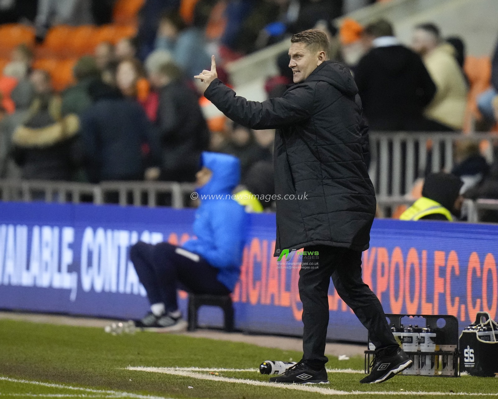 Andy Dawson interim manager of Hull City shouts instructions during the Sky Bet Championship match Blackpool vs Hull City at Bloomfield Road, Blackpool, United Kingdom, 19th October 2022

(Photo by Steve Flynn/News Images)