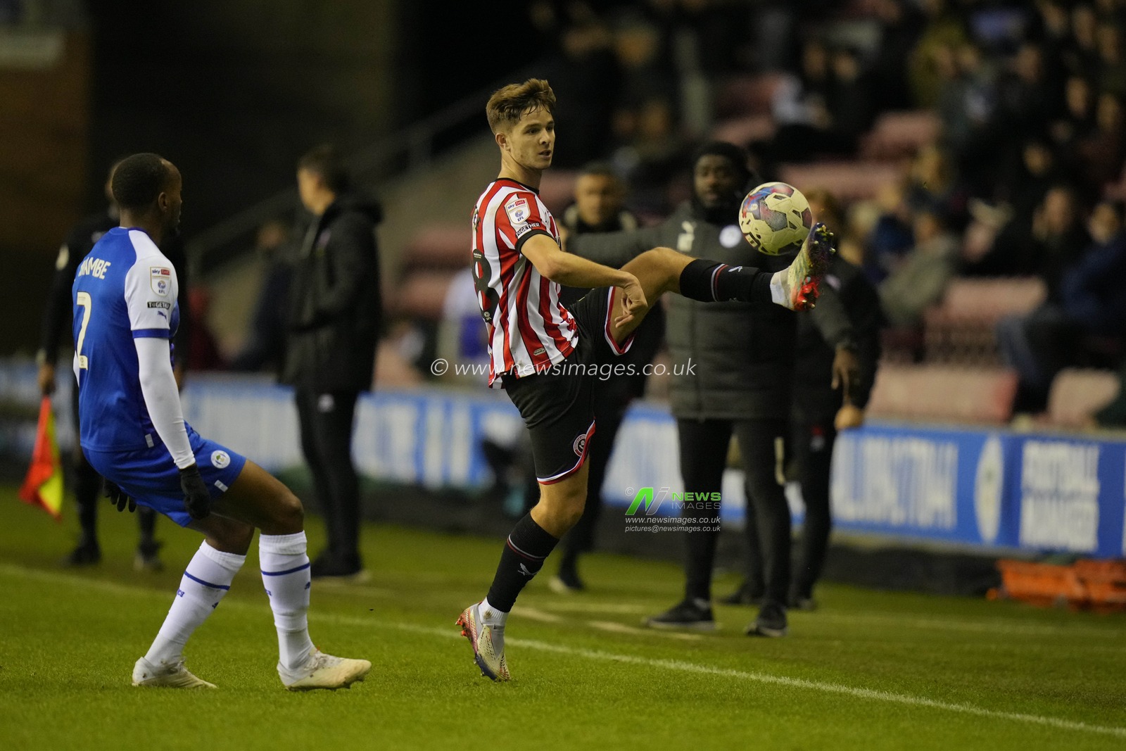 James McAtee #28 of Sheffield United controls the ball during the Sky Bet Championship match Wigan Athletic vs Sheffield United at DW Stadium, Wigan, United Kingdom, 19th December 2022

(Photo by Steve Flynn/News Images)