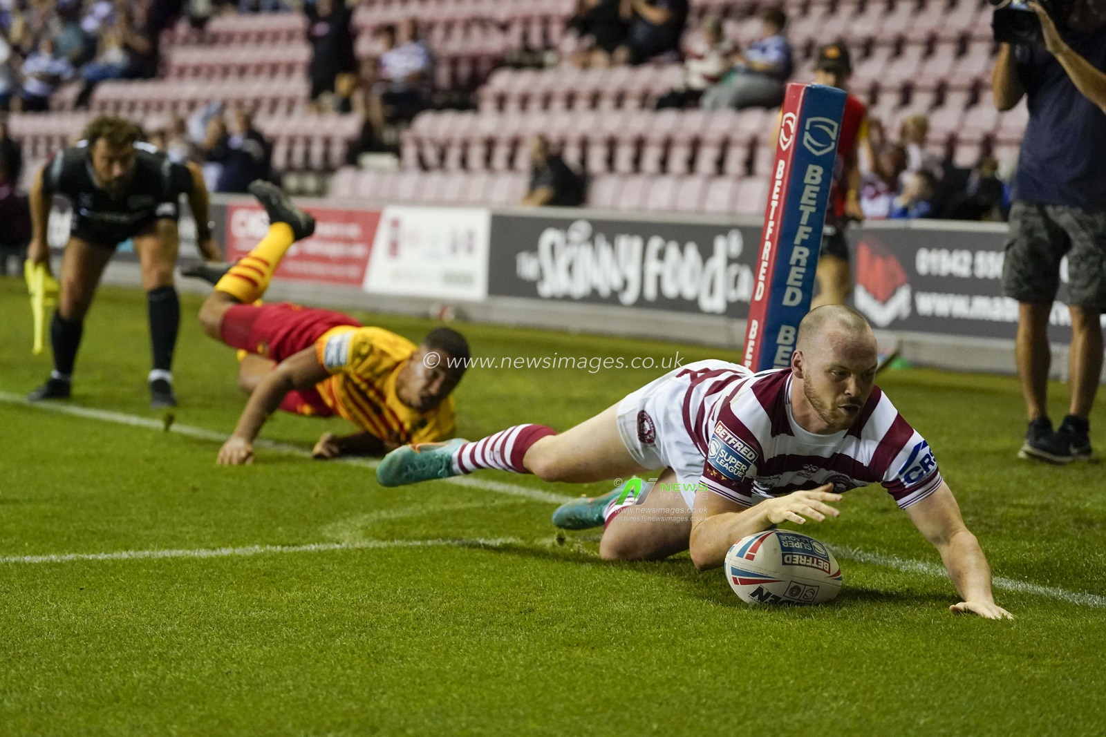 Liam Marshall #5 of Wigan Warriors touches down for a try during the Betfred Super League match Wigan Warriors vs Catalans Dragons at DW Stadium, Wigan, United Kingdom, 2nd September 2022

(Photo by Steve Flynn/News Images)