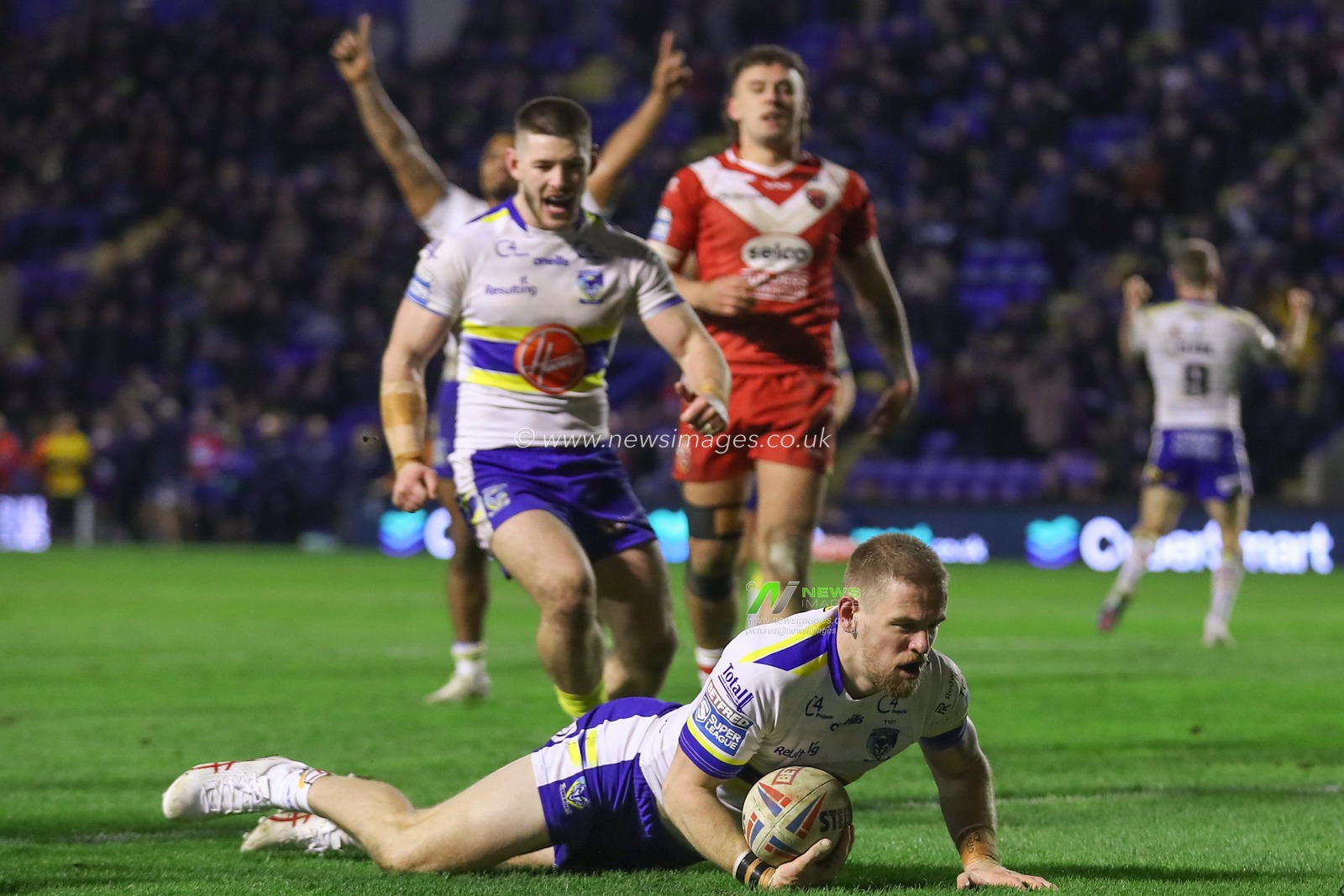 Matt Dufty #1 of Warrington Wolves goes over for a try to make the score 32-20 during the Betfred Super League Round 3 match Warrington Wolves vs Salford Red Devils at Halliwell Jones Stadium, Warrington, United Kingdom, 2nd March 2023

(Photo by Gareth Evans/News Images)