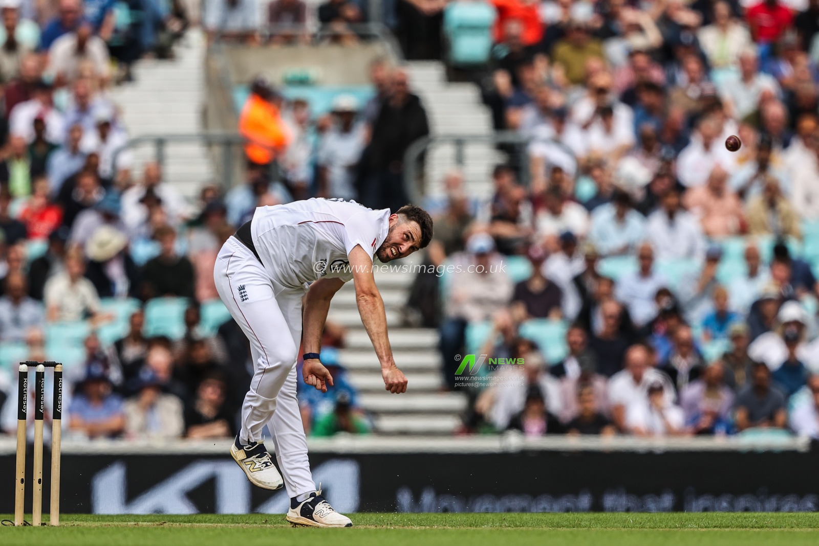 Jamie Overton of England delivers the ball during the Rothesay 5th Rothesay Test Day 1 Match England v India at The Kia Oval, London, United Kingdom, 31st July 2025

(Photo by Alfie Cosgrove/News Images)